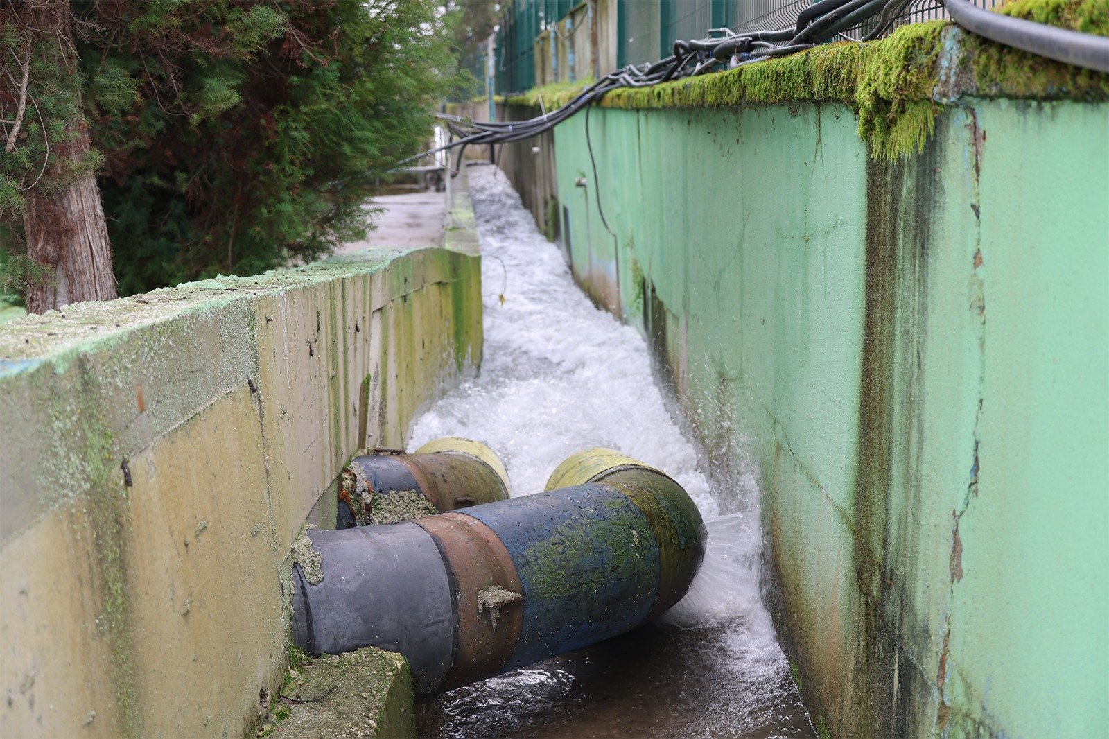 Tam doluluk seviyesine ulaşan Yuvacık Barajı'ndan salınan su Sapanca Gölü'ne aktarılıyor