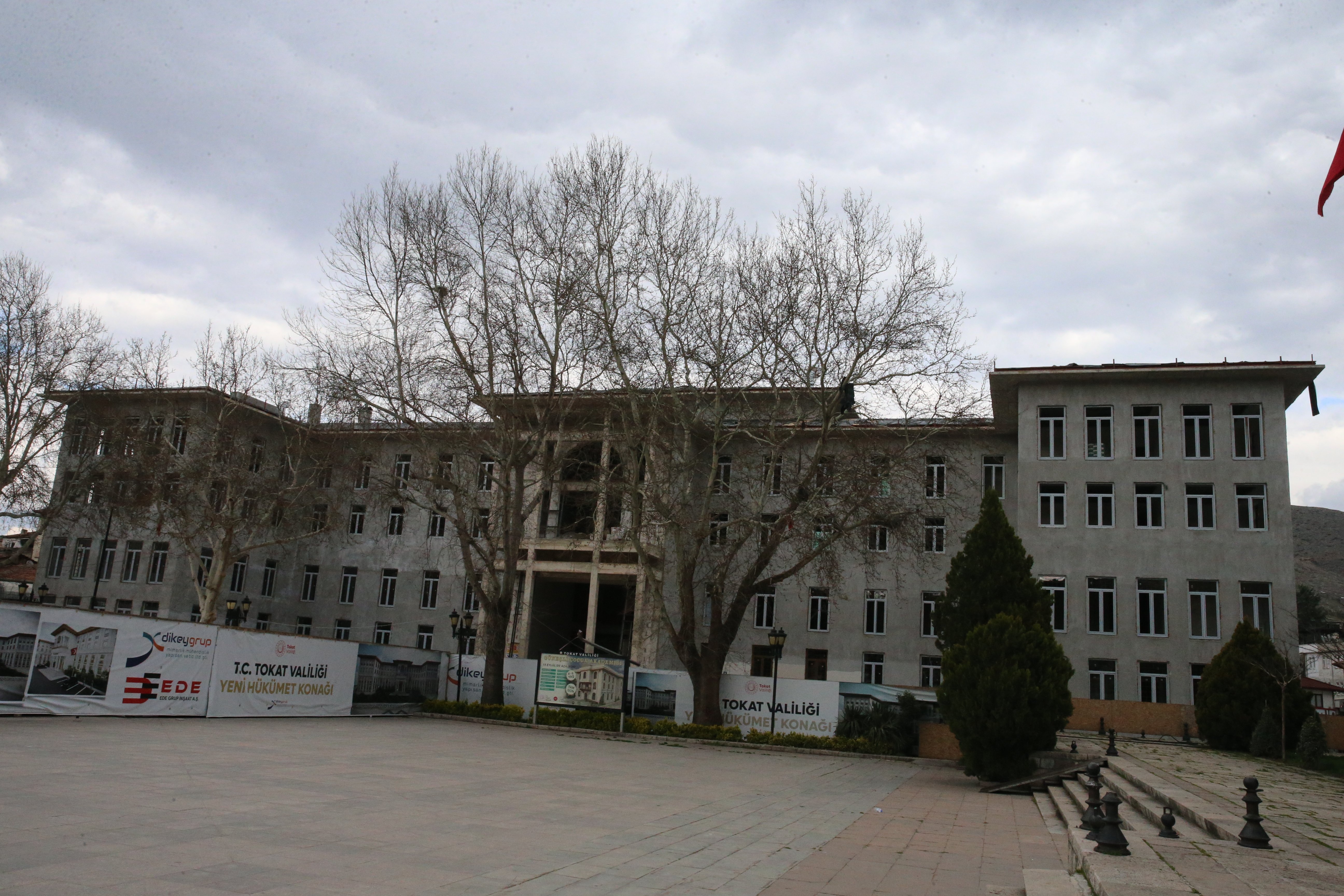 Tokat Valisi Köklü, yeni valilik binası inşaatını gezdi