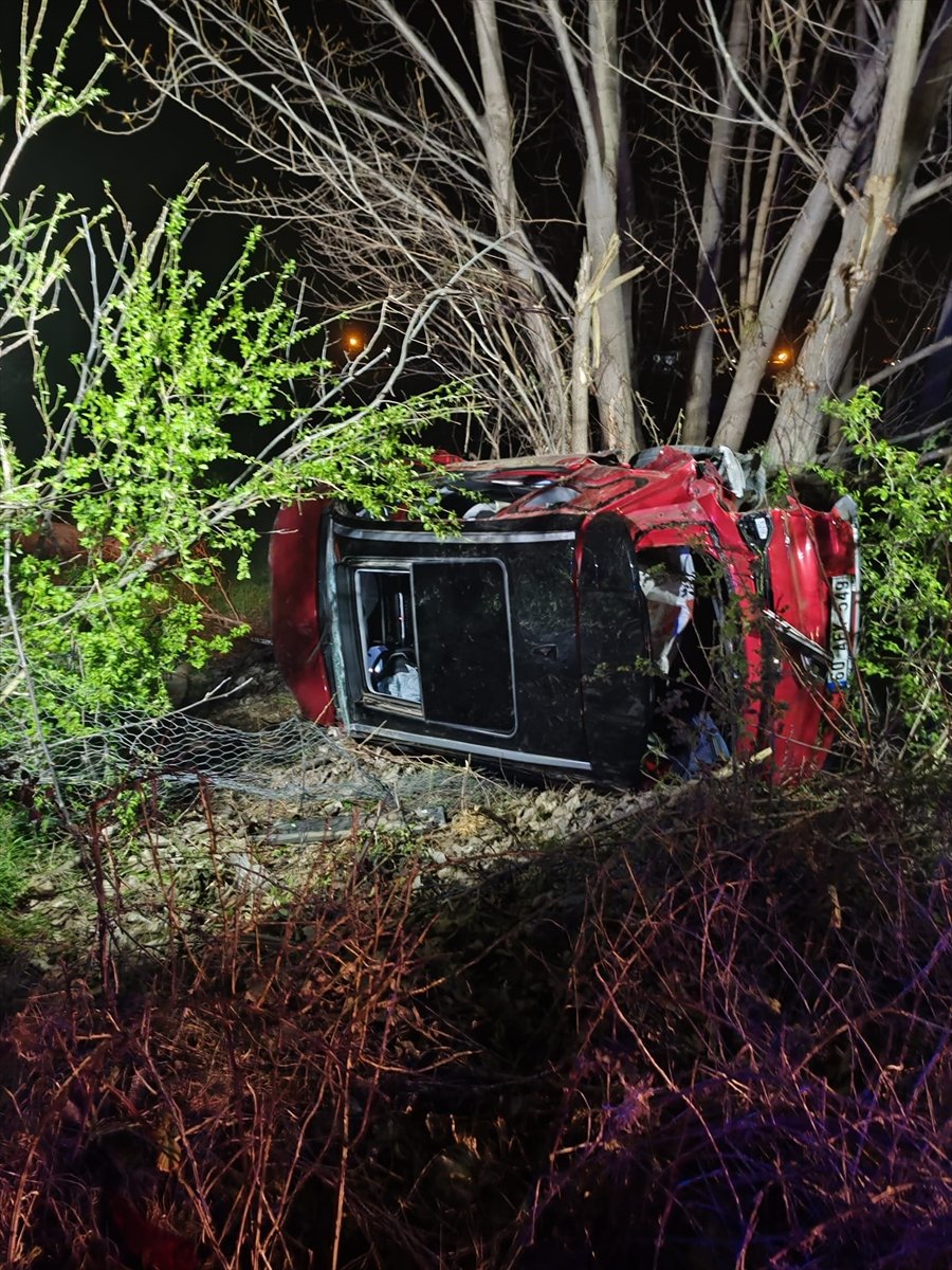 Tokat'ta devrilen otomobildeki 2 kardeş yaralandı