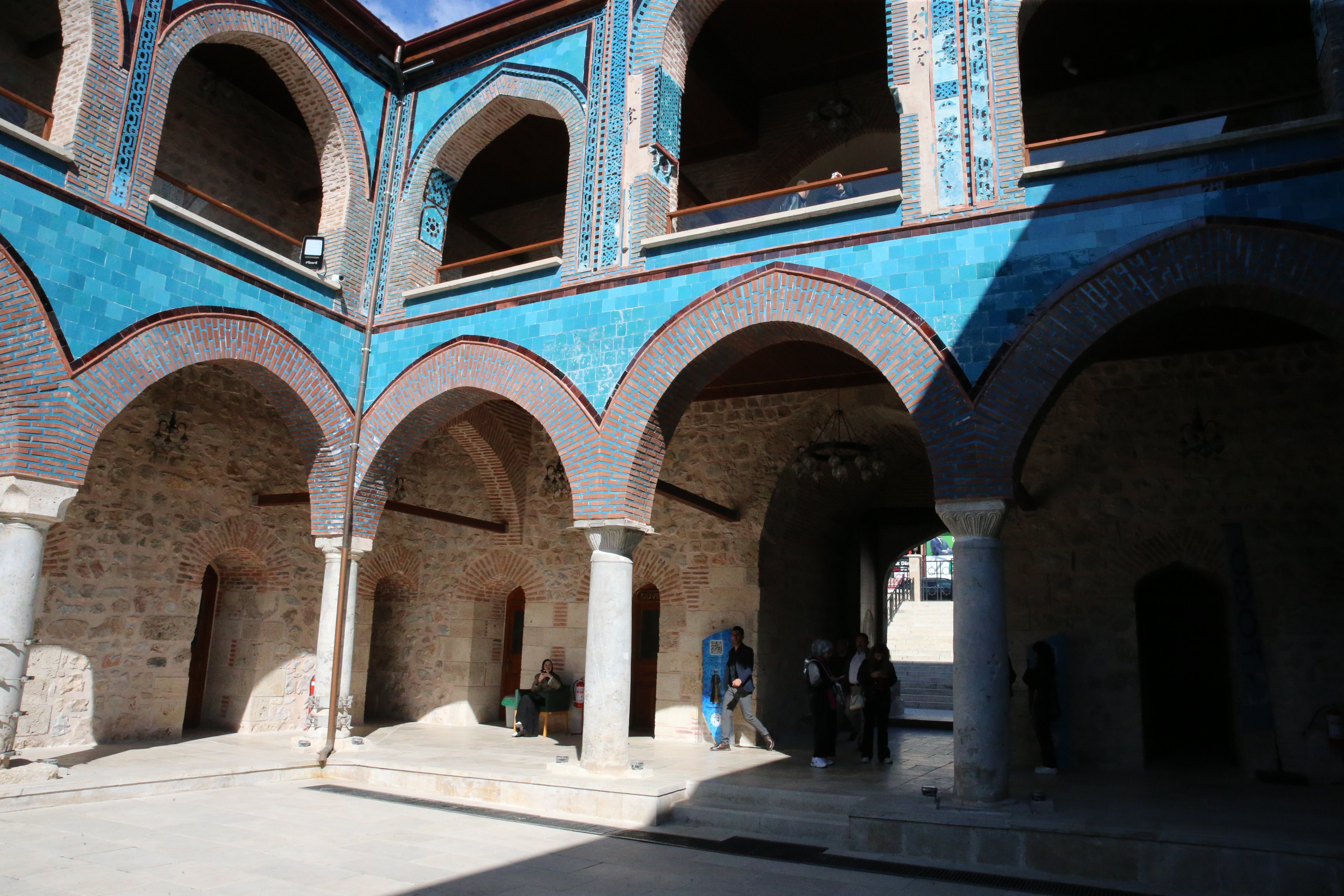 Tokat'ta üniversite öğrencileri tarihi mekanlarda ders işliyor