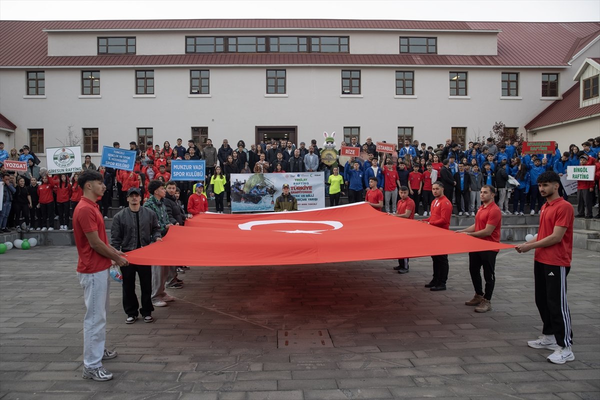 Tunceli'deki Yeşilay Türkiye Rafting Şampiyonası 1. Ayak Yarışları öncesi tören düzenlendi