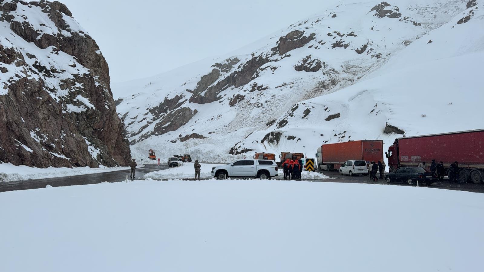 Van-Hakkari kara yolu çığ nedeniyle kapandı