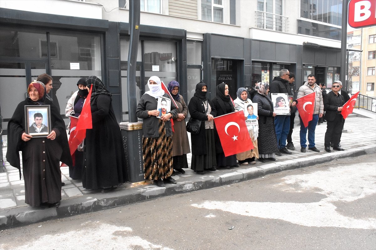 Vanlı aileler DEM Parti İl Başkanlığı önündeki eylemlerini sürdürdü
