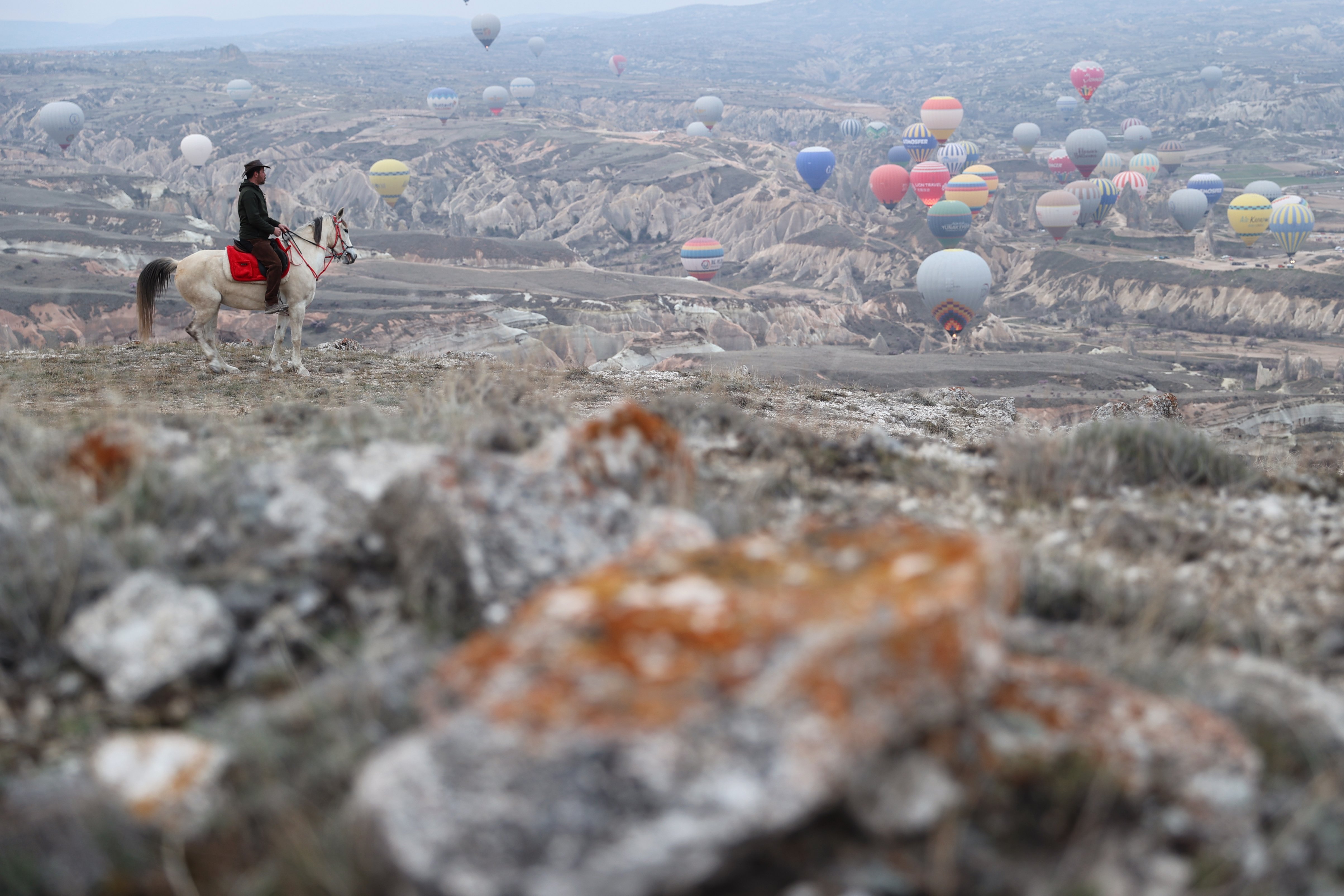 'Yamaçların Atlısı' Kapadokya'yı at sırtında keşfediyor