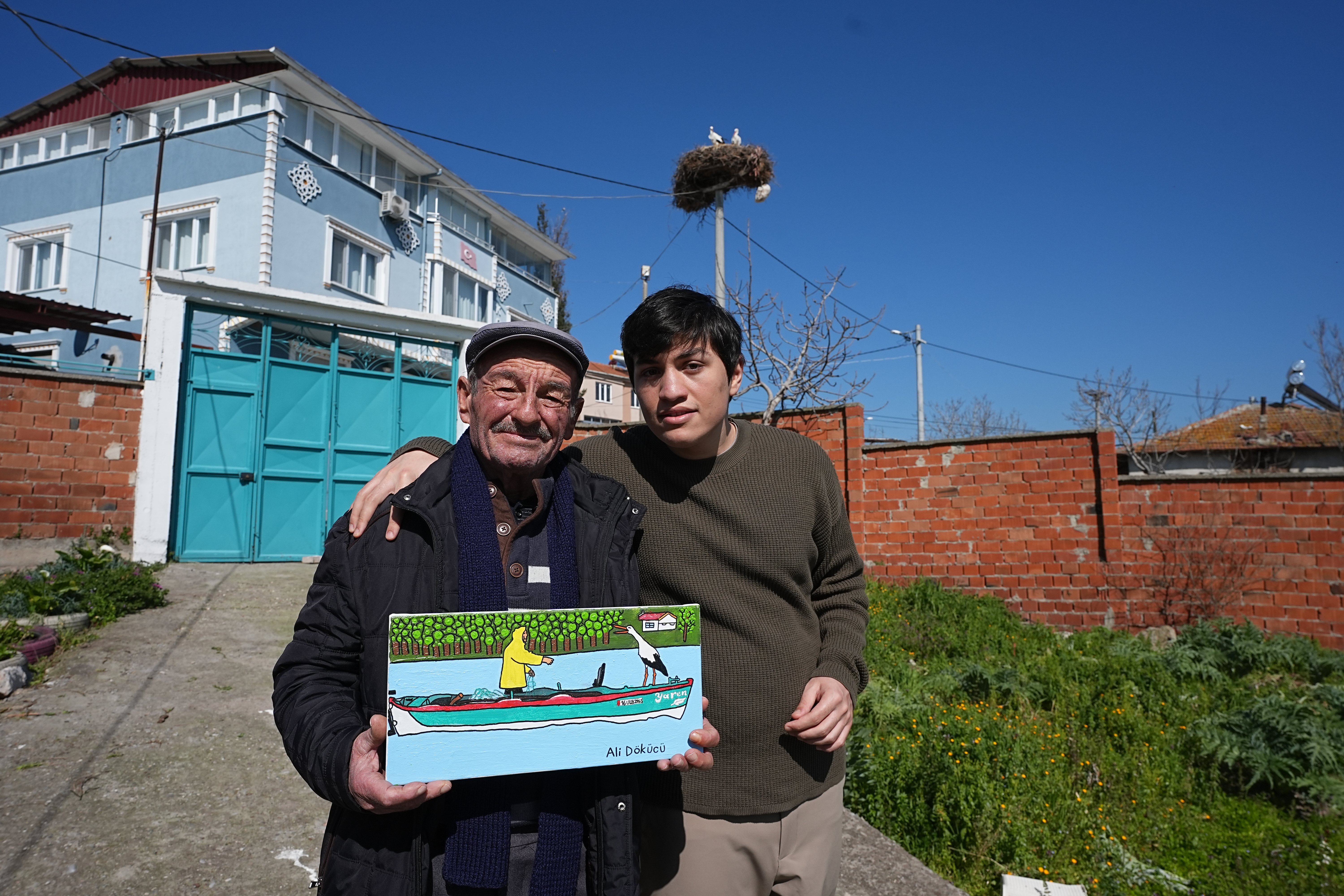 Yaren leylekle balıkçı 'Adem amca'nın dostluğu otizmli gencin tuvaline yansıdı