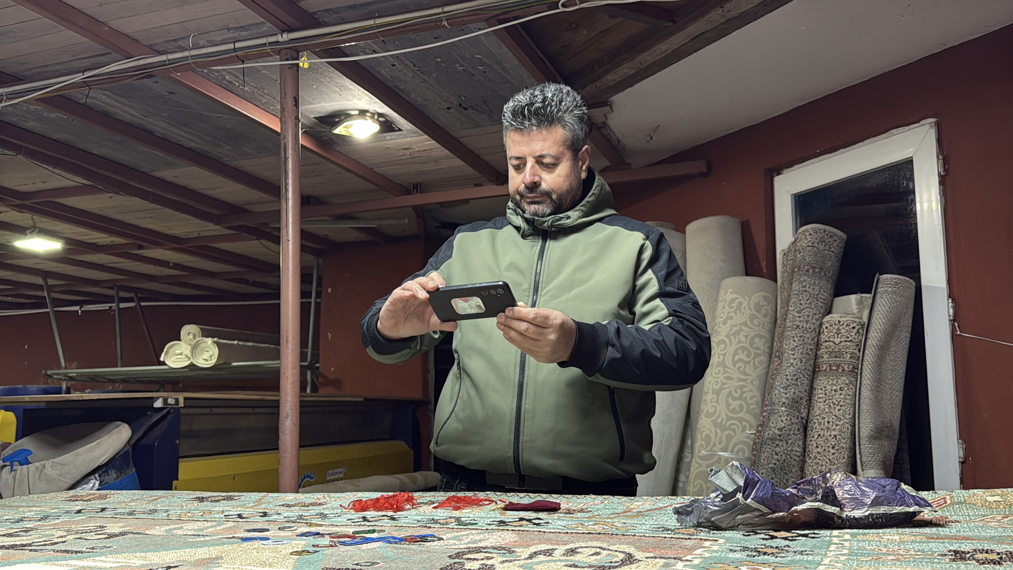 Zonguldak'ta halıdan çıkan altınlar sahibine ulaştırıldı