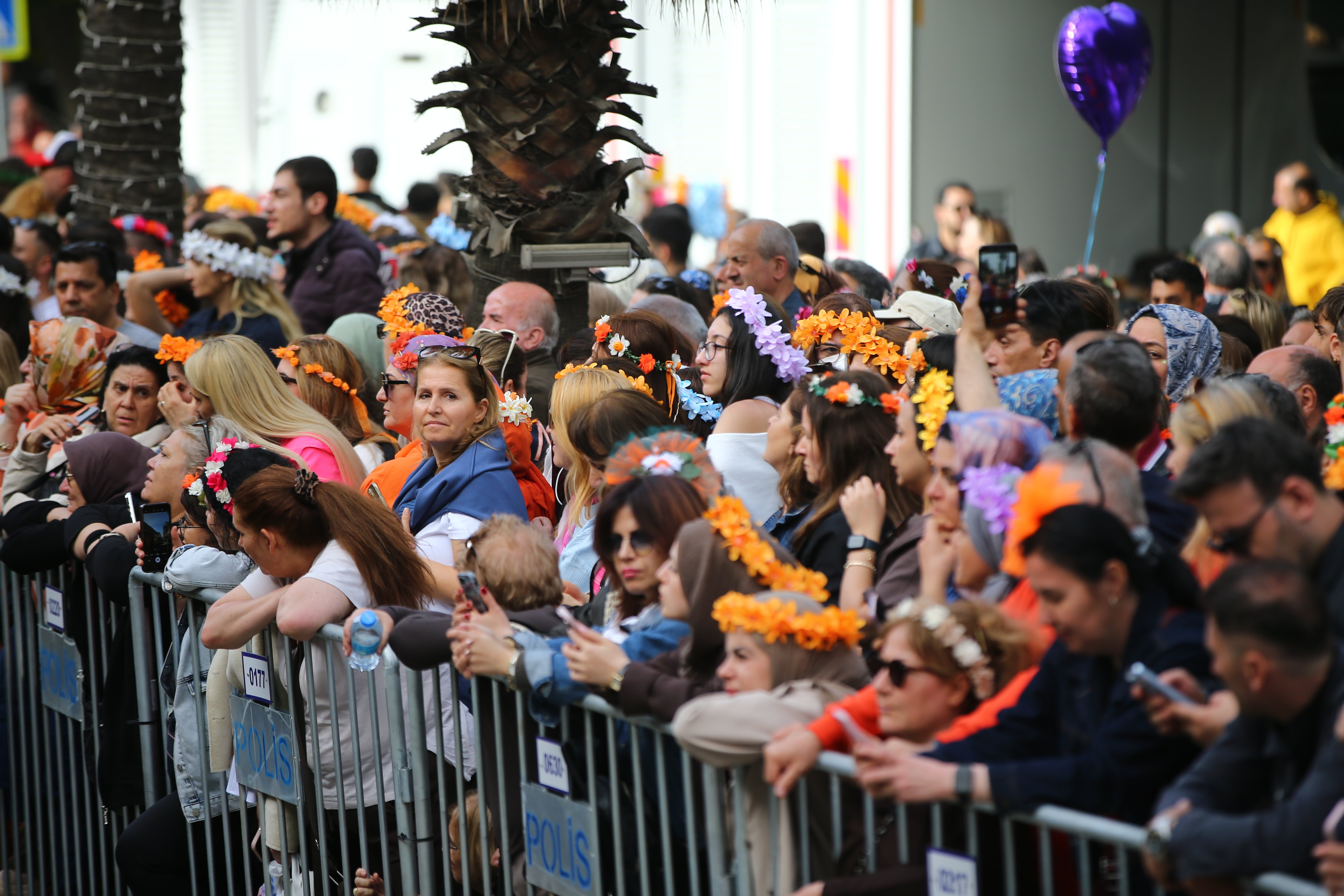 14. Uluslararası Portakal Çiçeği Karnavalı'nın kortej geçişi yapıldı