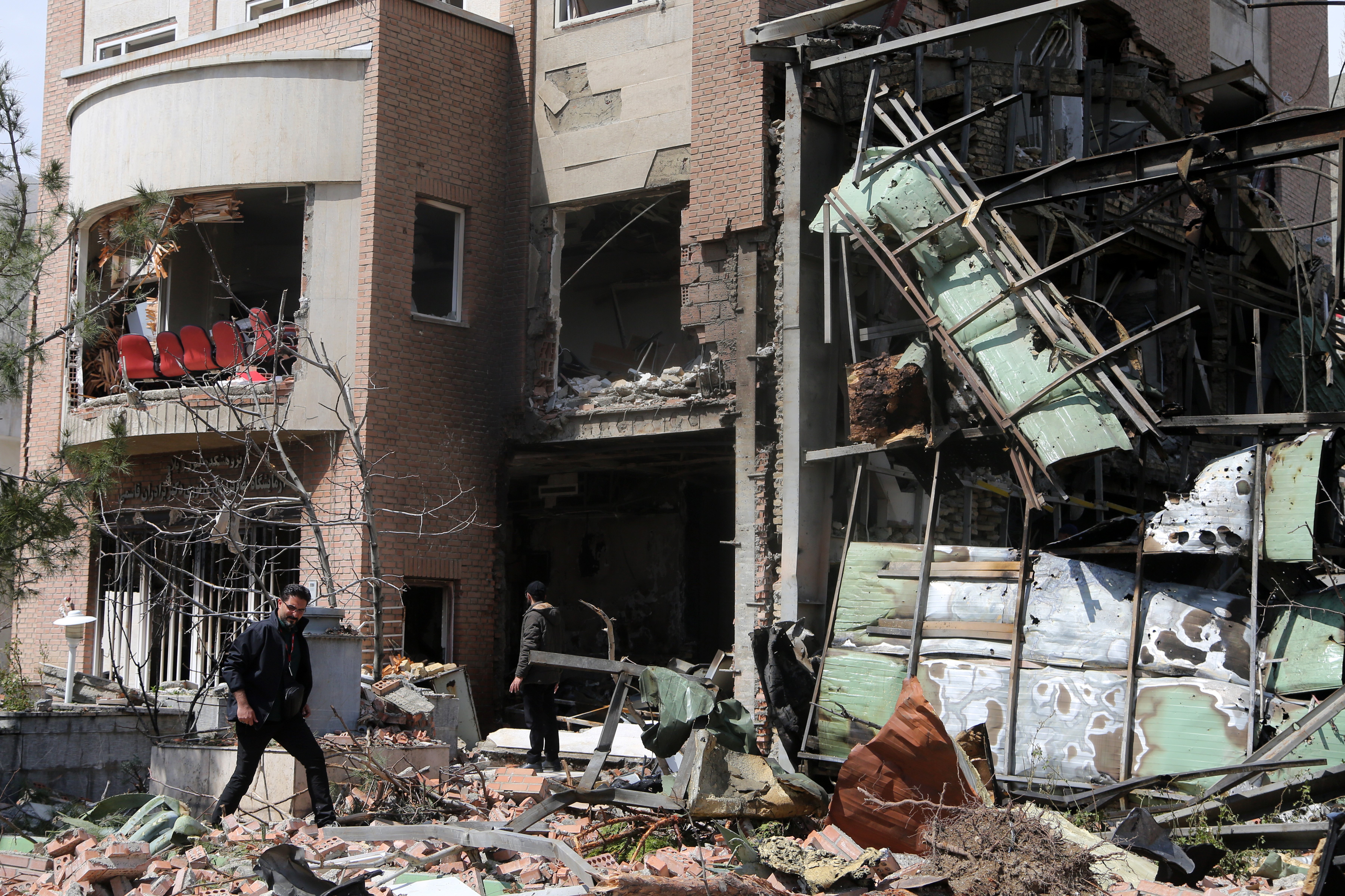 AA ekibi, dün ABD ve İsrail'in hedef aldığı Tahran'daki Şehit Beheşti Üniversitesi'ndeki yıkımı görüntüledi