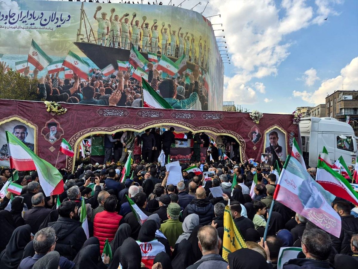 ABD-İsrail saldırısında ölen Devrim Muhafızları Komutanı Tengsiri için Tahran'da cenaze töreni düzenlendi