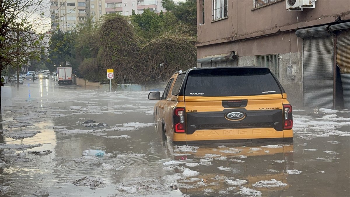 Adana'da sağanak ve dolu hayatı olumsuz etkiledi