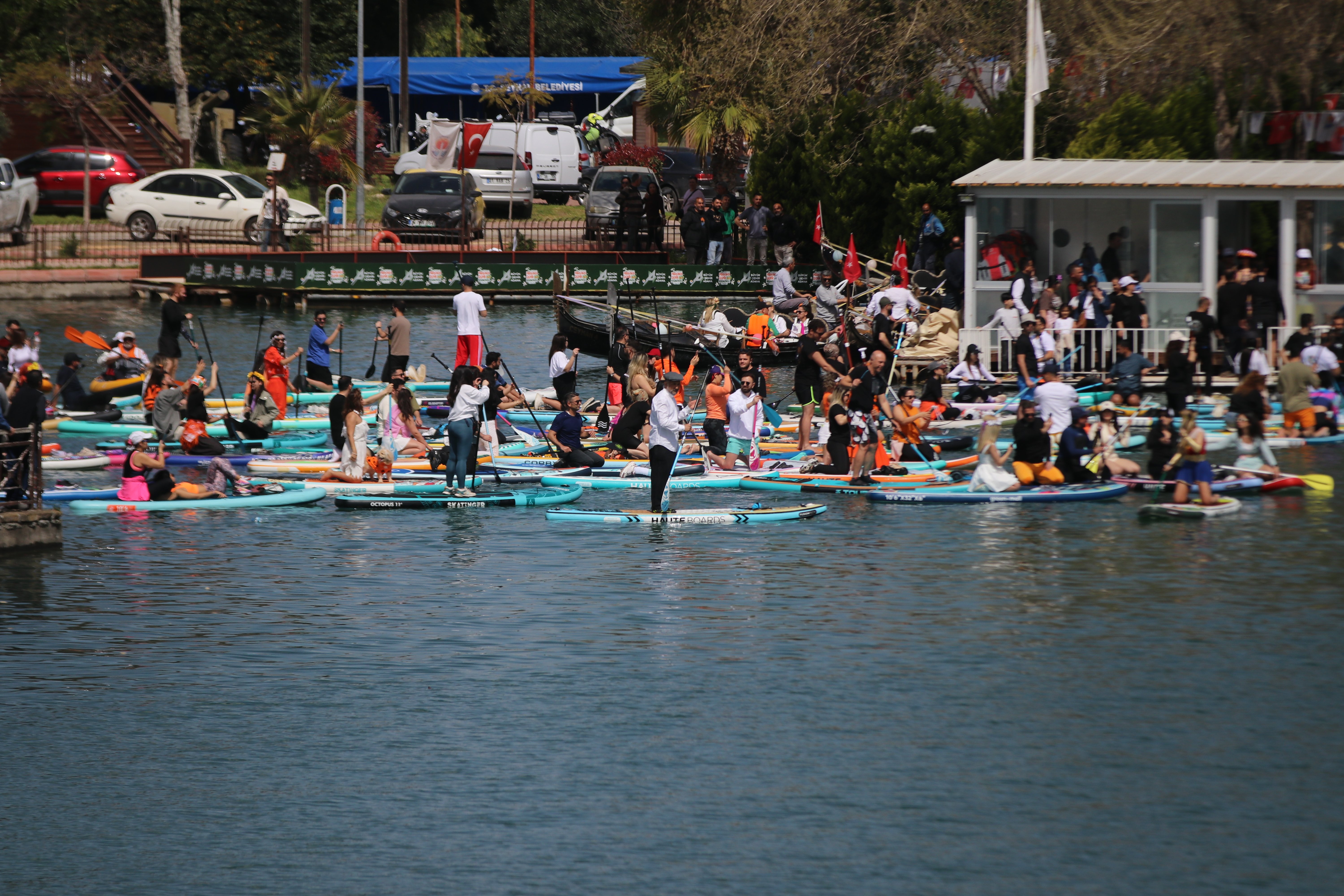 Adana'da Uluslararası Portakal Çiçeği Karnavalı kapsamında su korteji yapıldı