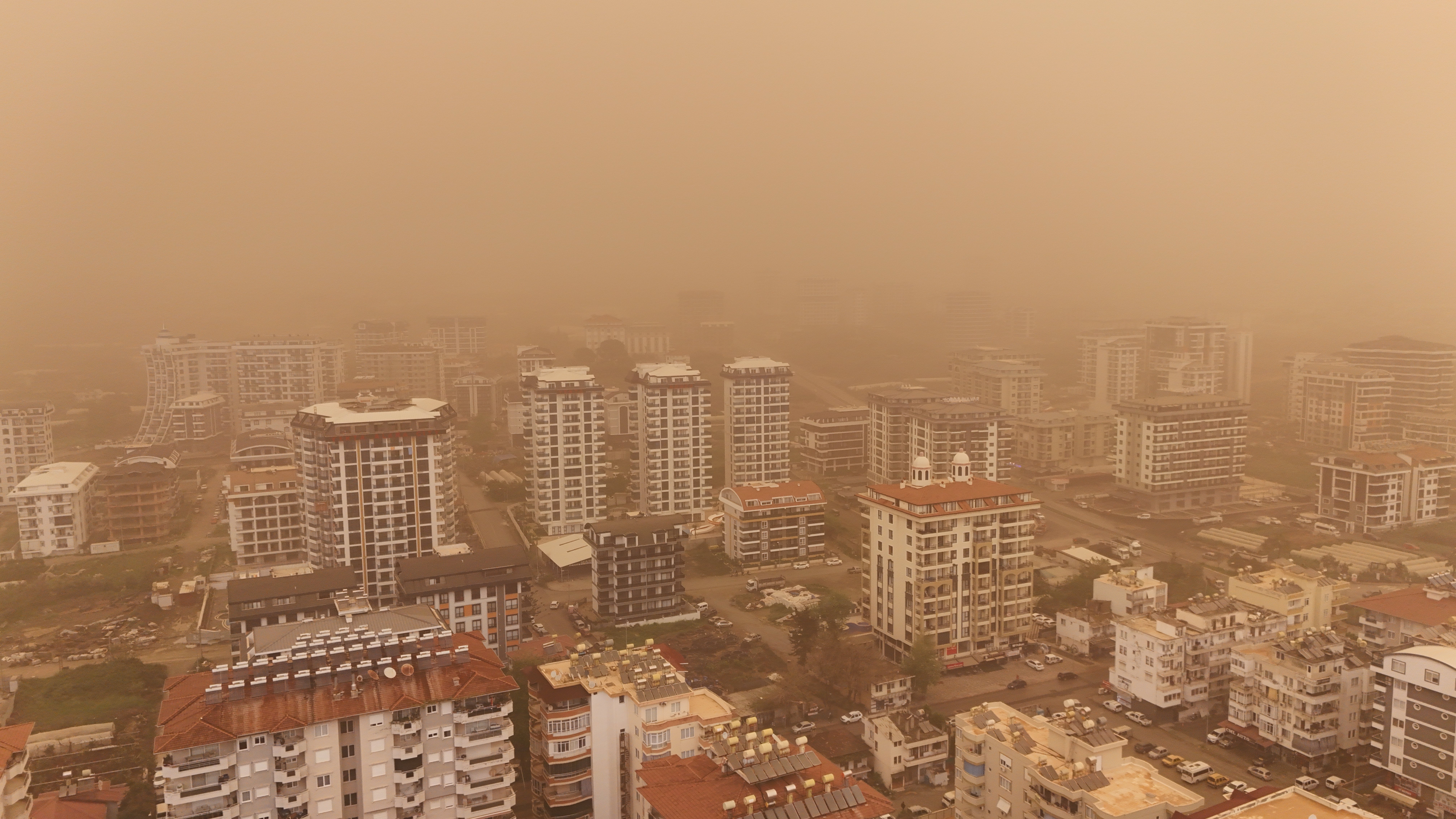 Afrika'dan gelen çöl tozu sonucu Alanya'da gökyüzü turuncuya büründü