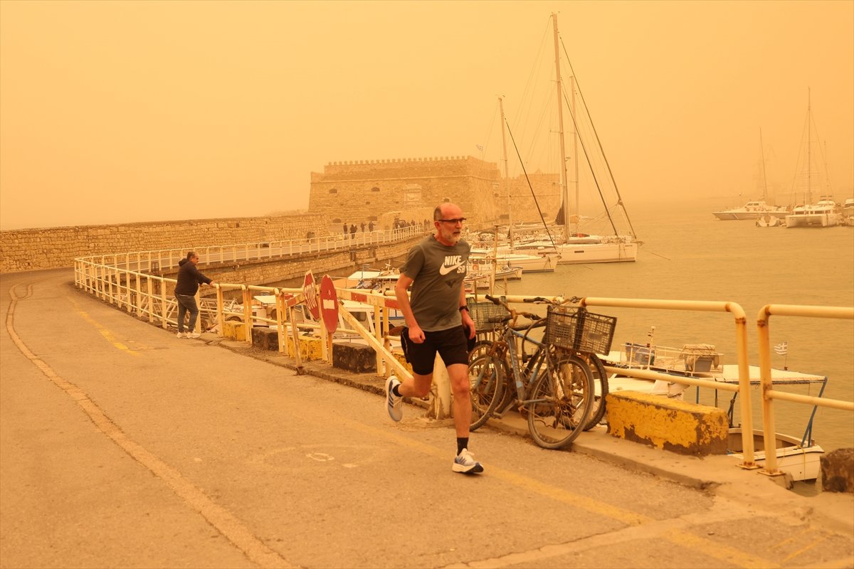 Afrika'dan gelen çöl tozu sonucu Girit Adası'nda gökyüzü kırmızıya büründü