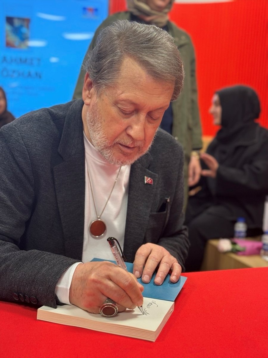 Ahmet Özhan okurlarıyla bir araya geldi: