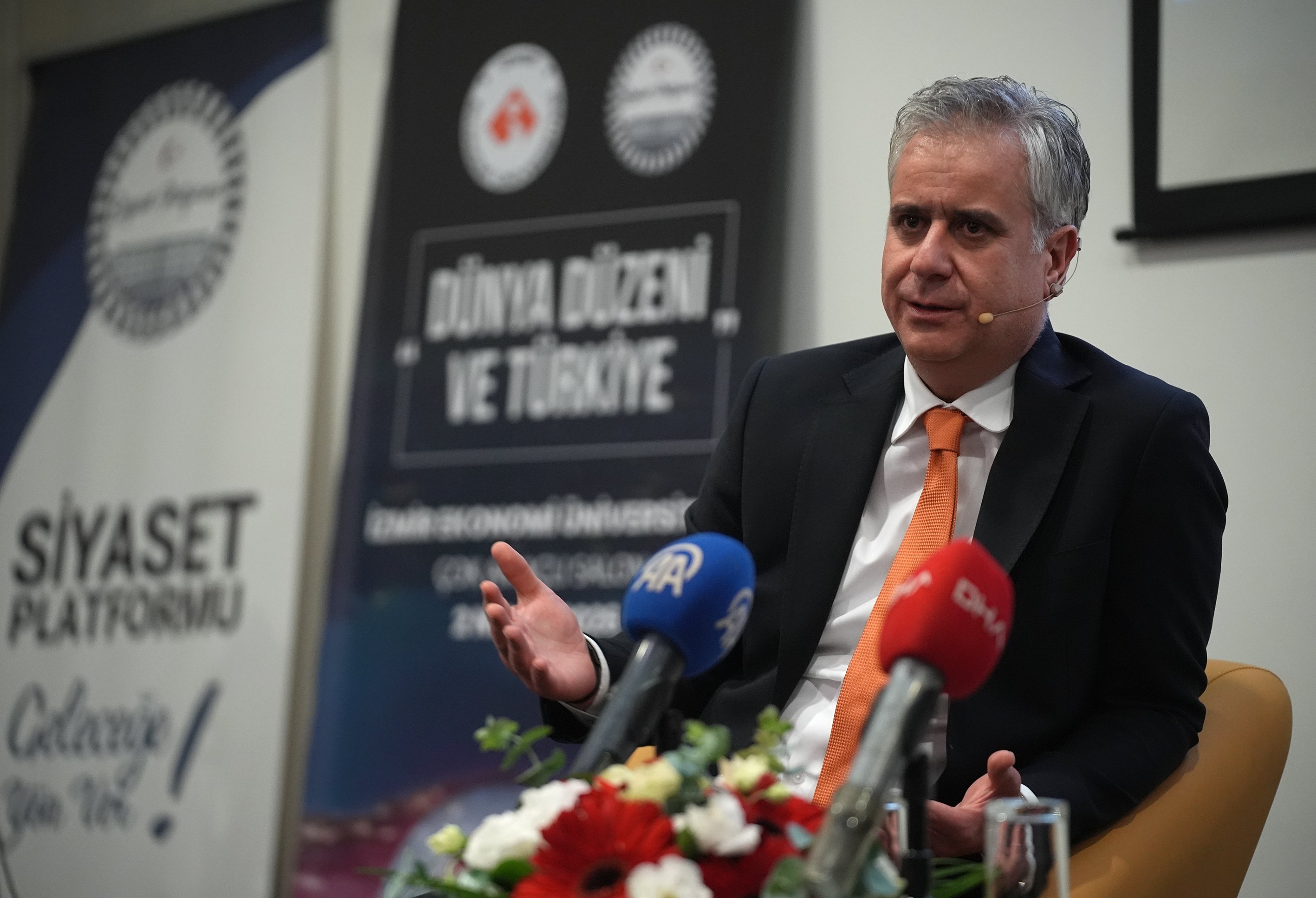 AK Parti Genel Başkan Yardımcısı Yalçın, İzmir'de öğrencilerle buluştu:
