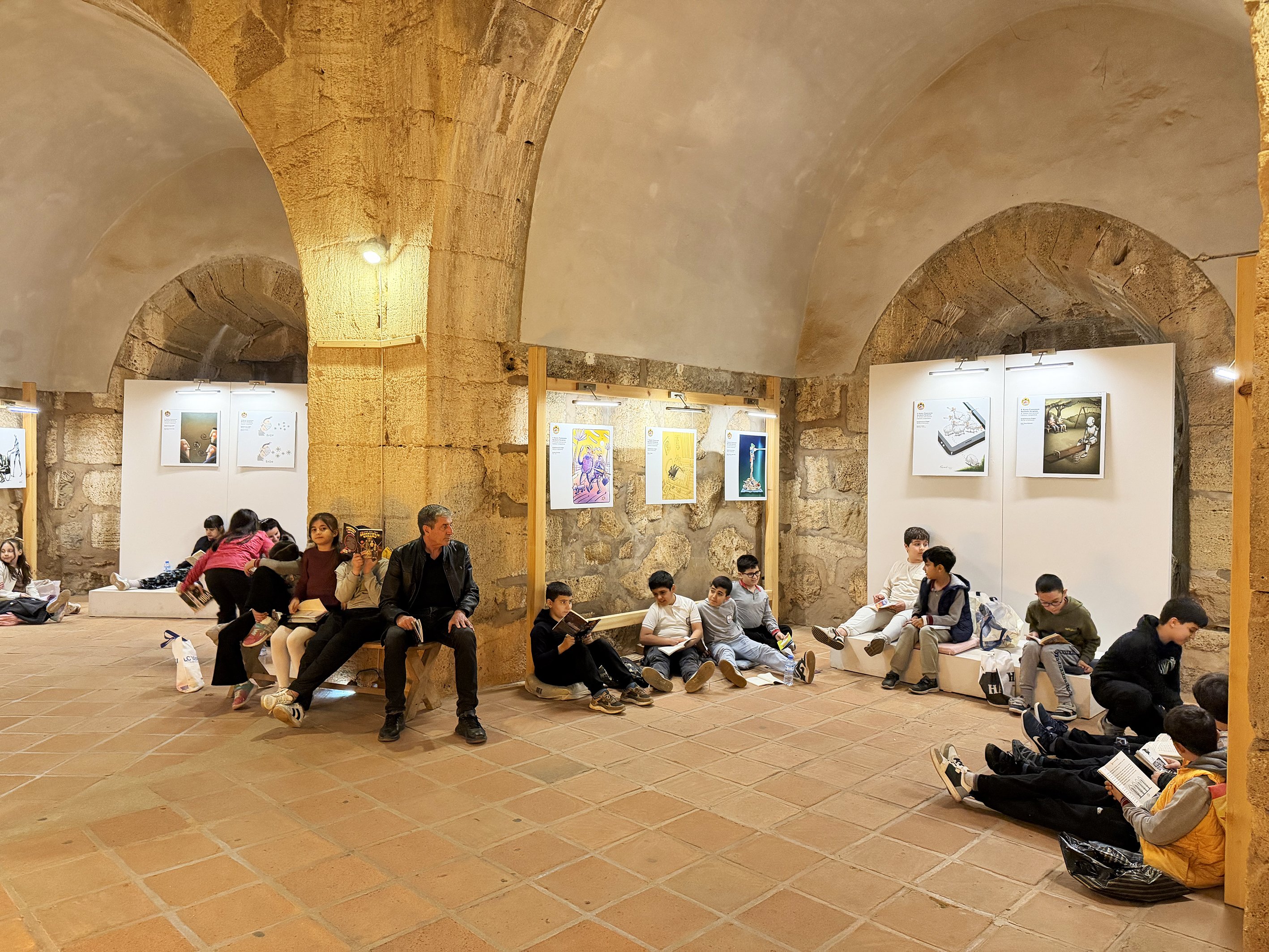 Alanya'da 800 öğrenci Kütüphane Haftası'nı tarihi Kızılkule'de kitap okuyarak kutladı