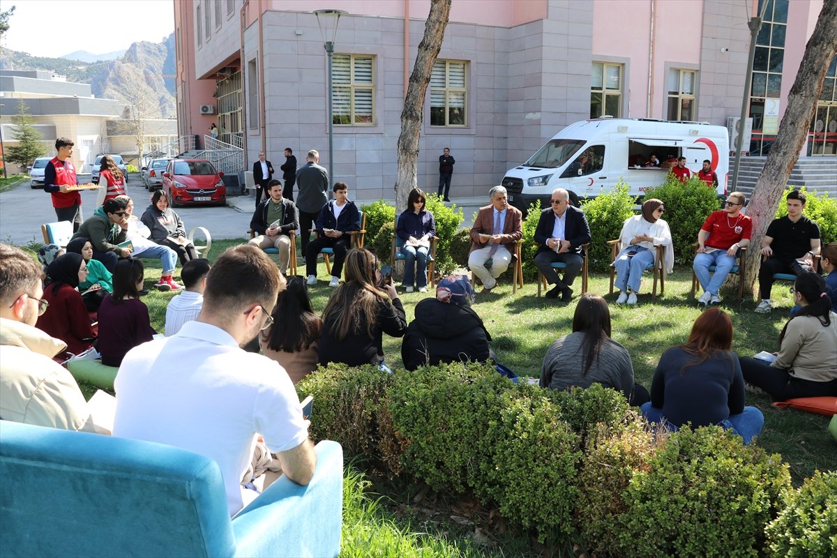 Amasya'da üniversite öğrencileri Kütüphaneler Haftası'nı bahçede kitap okuyarak kutladı
