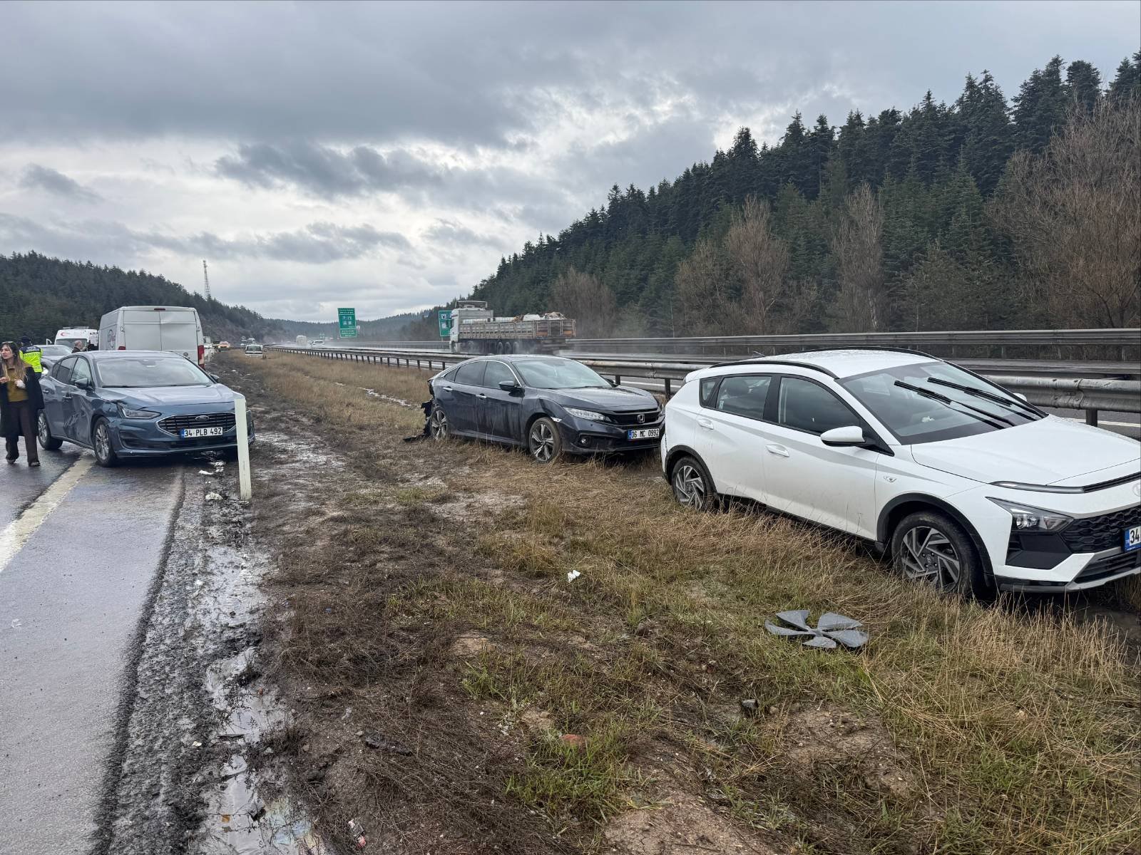 Anadolu Otoyolu'nda 9 aracın karıştığı kazada 6 kişi yaralandı