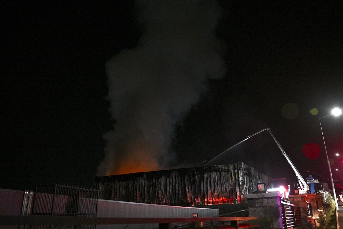 Ankara'da ilaç fabrikasında çıkan yangına müdahale ediliyor