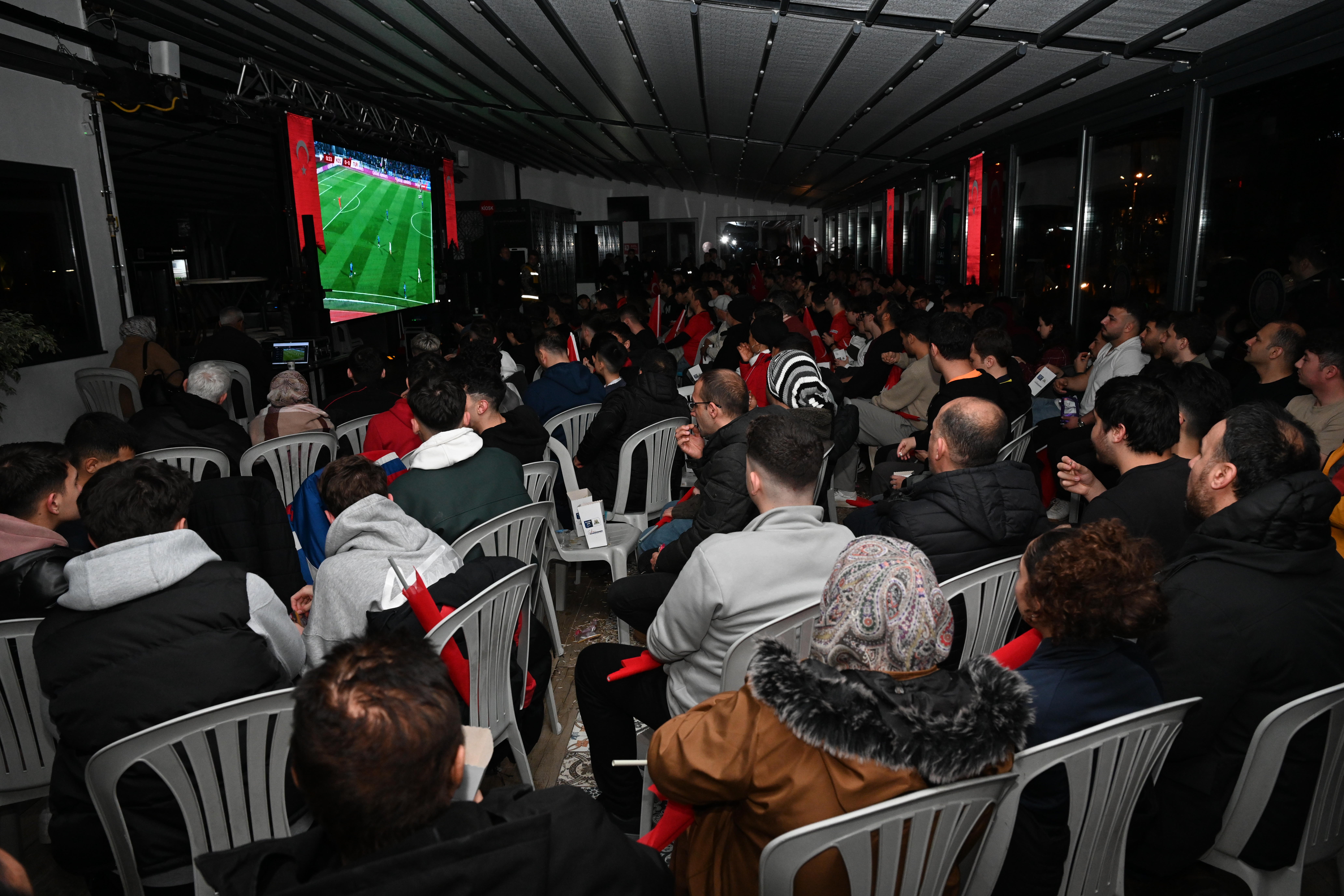 Antalya ve Isparta'da Kosova-Türkiye milli maçı dev ekranlardan izlendi
