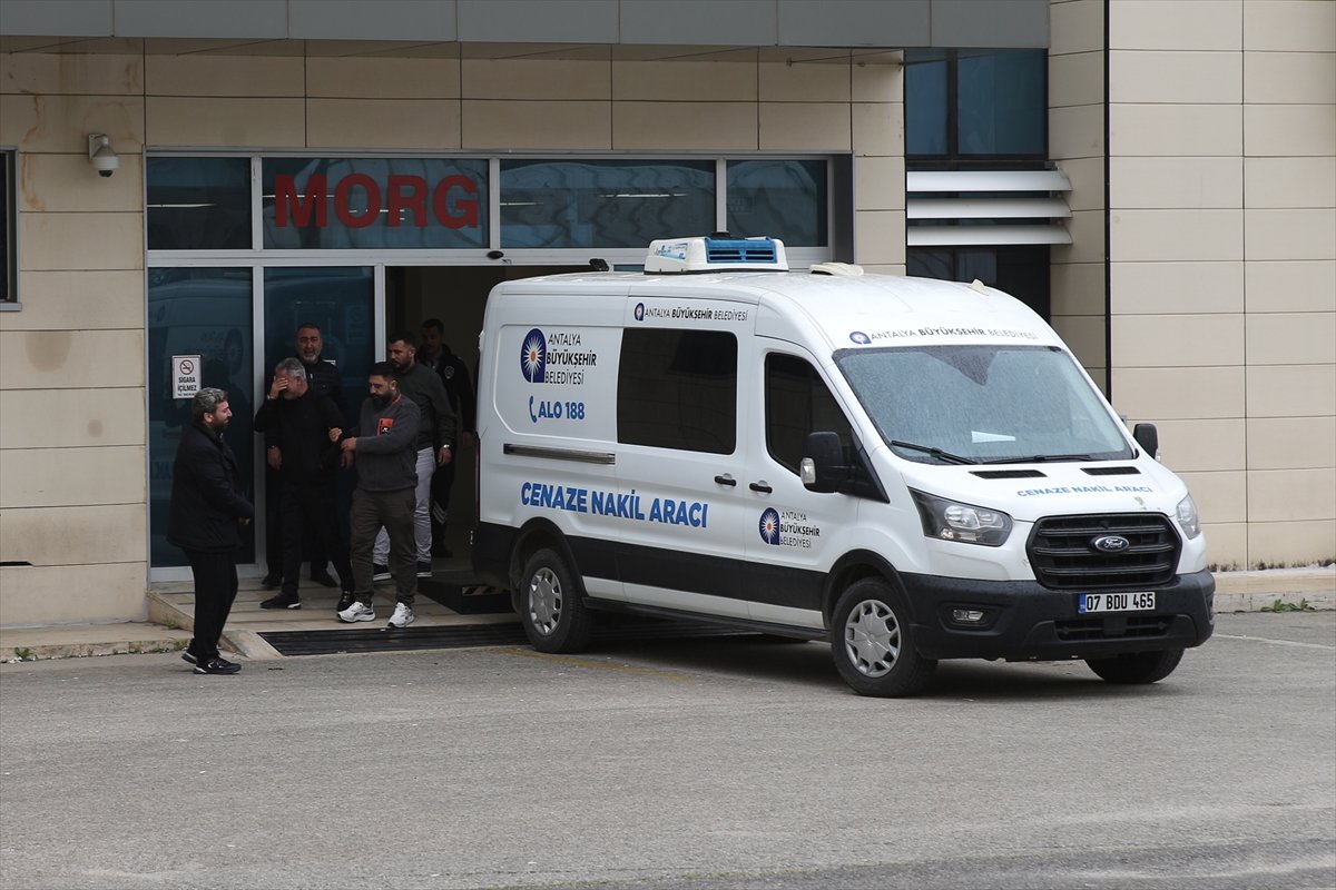 Antalya'da denizde ölü bulunan gencin cenazesi yakınlarına teslim edildi