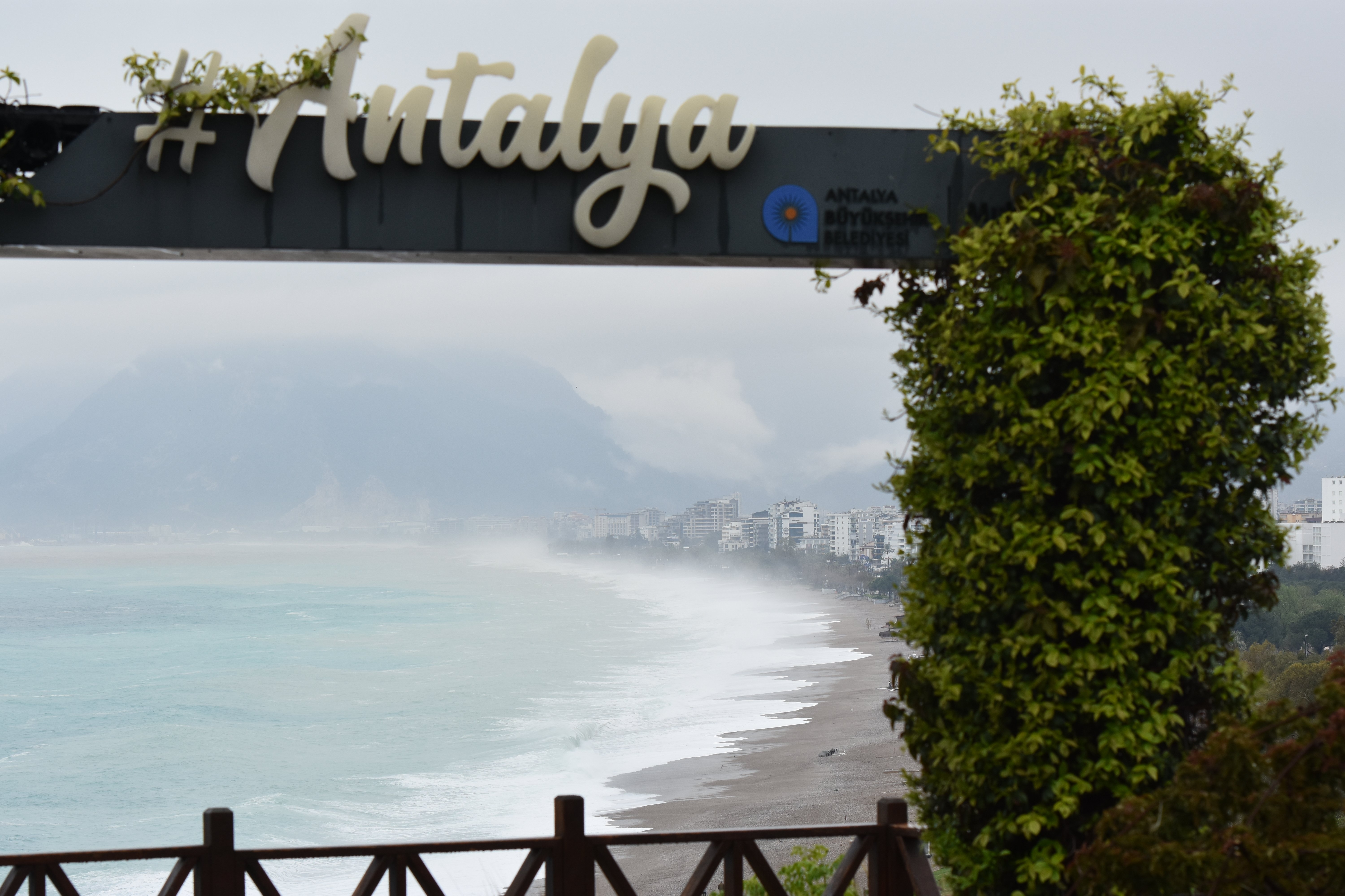 Antalya'da etkili olan sağanak sonrası dalga boyu yükseldi