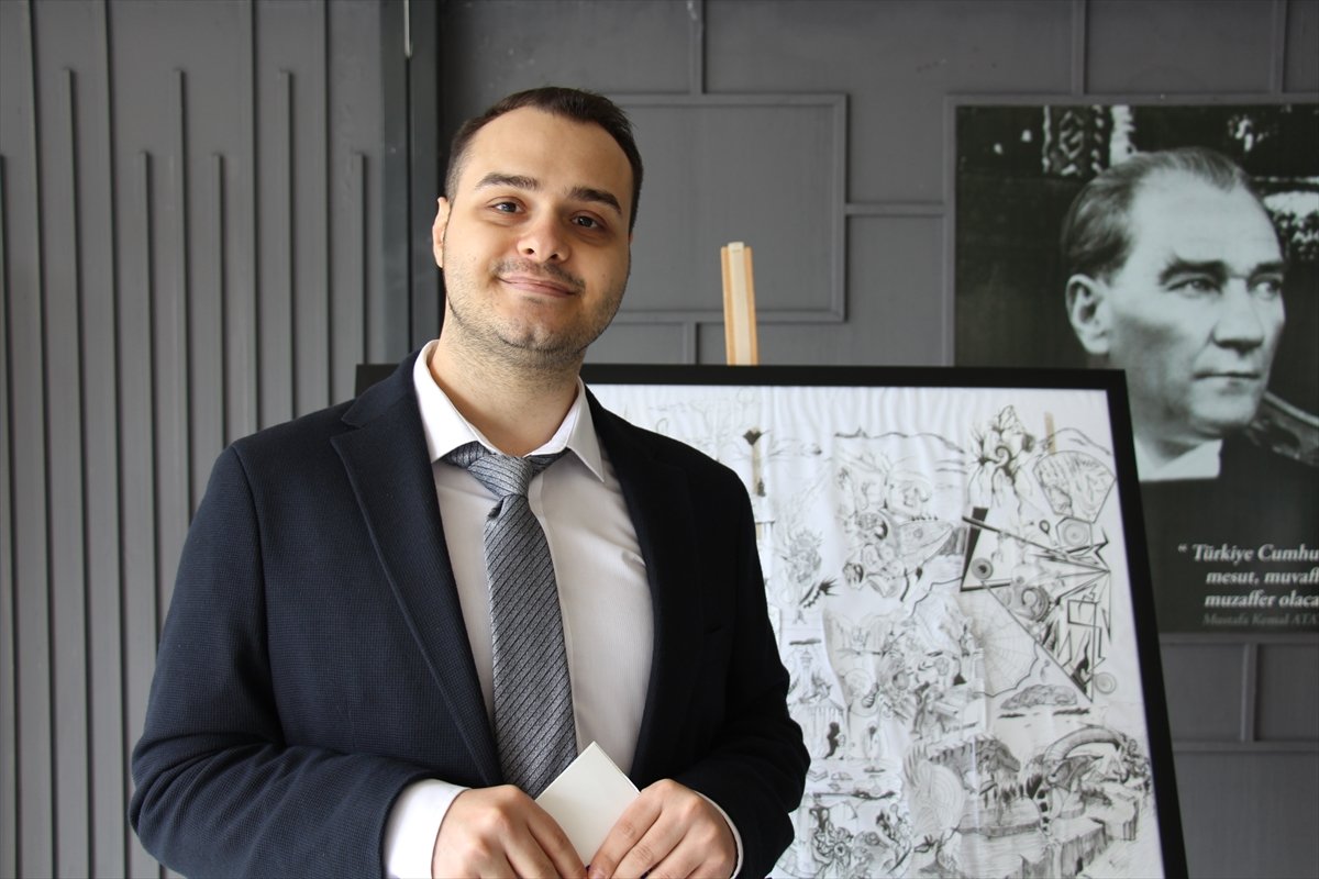Antalya'da otizmli genç sanatçı eserlerini sergiledi