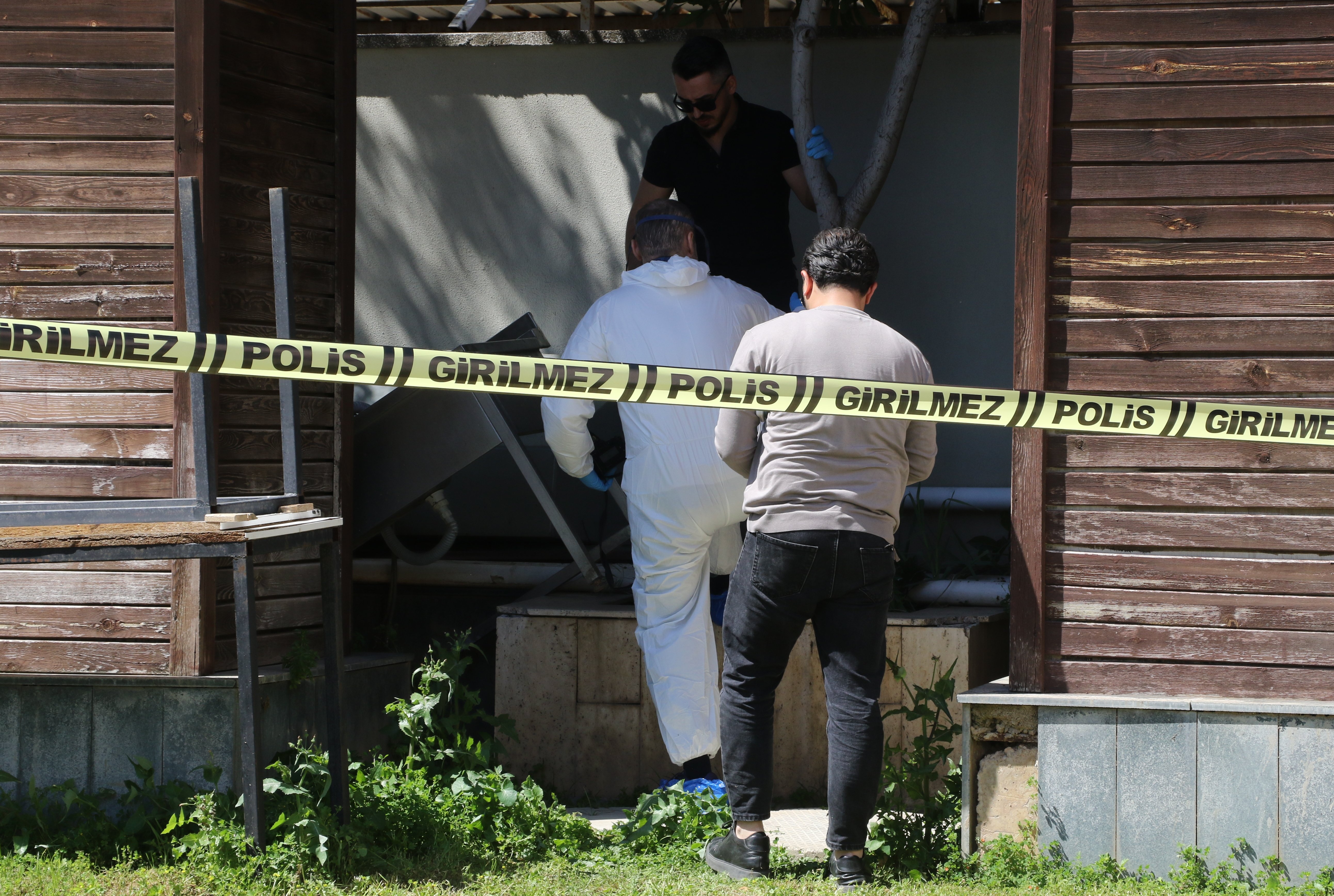 Antalya'da reklam panosunun ayağında erkek cesedi bulundu