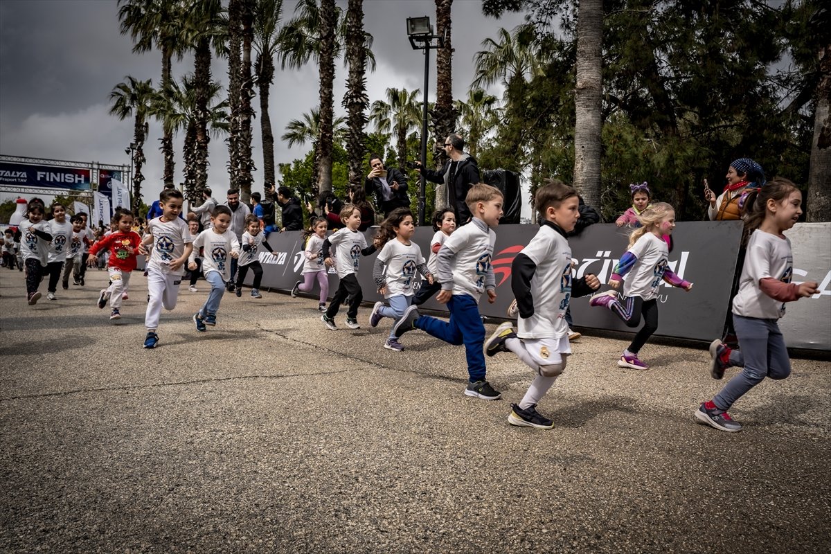 Antalya'da Runtalya Maratonu kapsamında 'Minik Adımlar Koşusu' düzenlendi