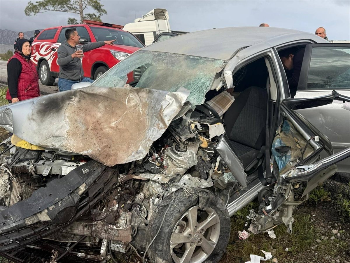 Antalya'da tır ile otomobilin çarpışması sonucu 2 kişi yaralandı