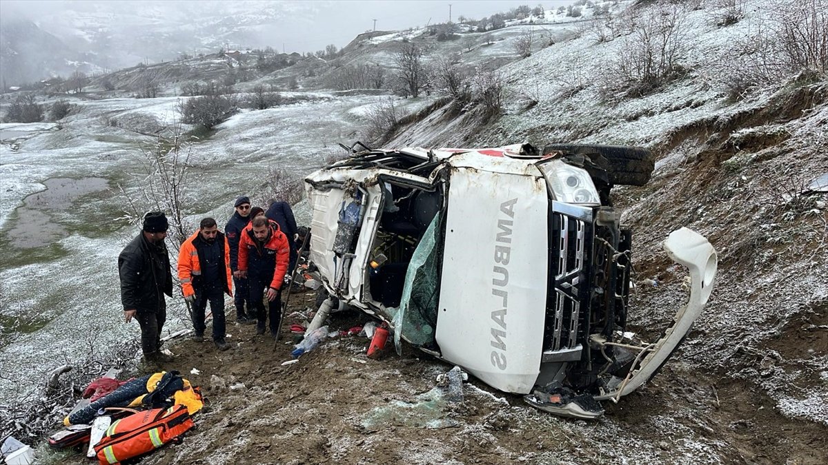Artvin'de uçuruma devrilen ambulanstaki 1 kişi öldü, 4 kişi yaralandı
