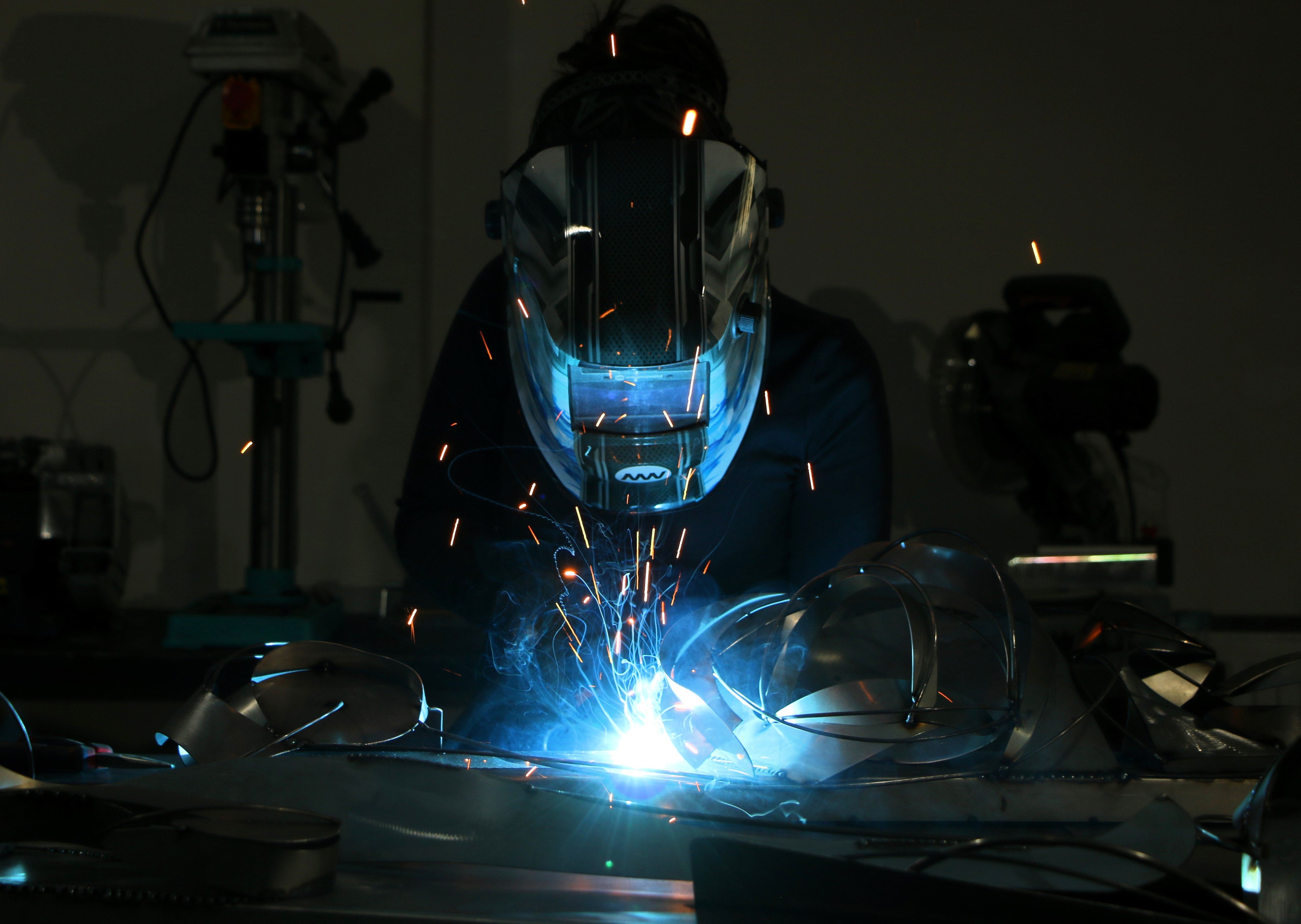 Atık metaller genç heykeltıraşın elinde sanat eserine dönüşüyor