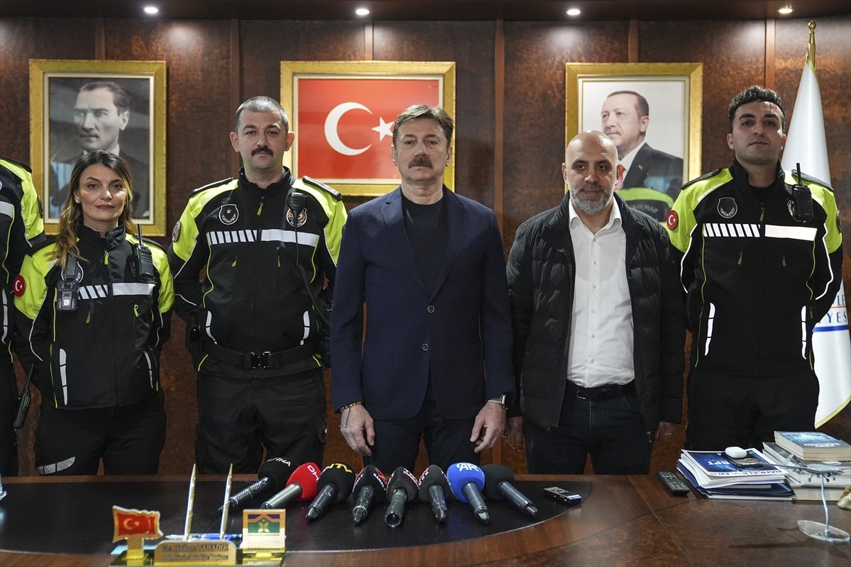 Bahçelievler'de 3 aylık bebeği hastaneye yetiştiren motosikletli zabıta ekibi ödüllendirildi