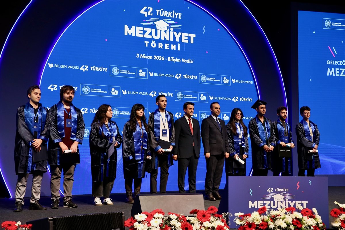 Bakan Kacır, Kocaeli'de '42 Türkiye Mezuniyet Töreni'nde konuştu: