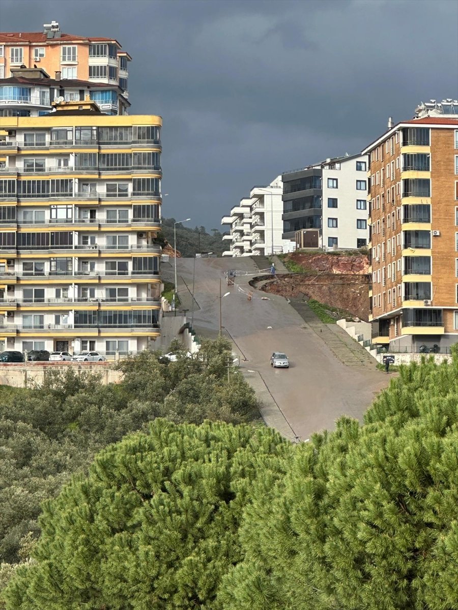 Balıkesir'de sağanak toprak kaymasına neden oldu