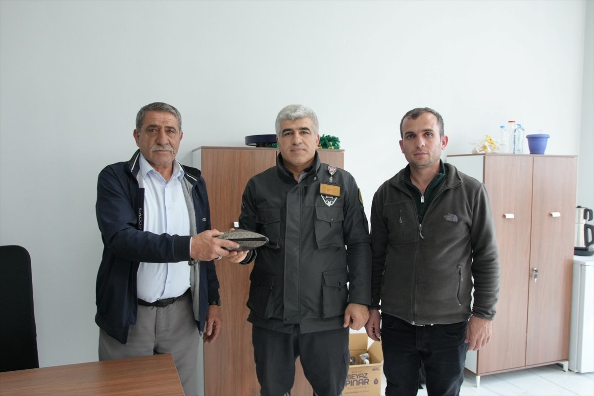 Batman'da belediye otobüsünde unutulan çantadaki altın ile para sahibine teslim edildi