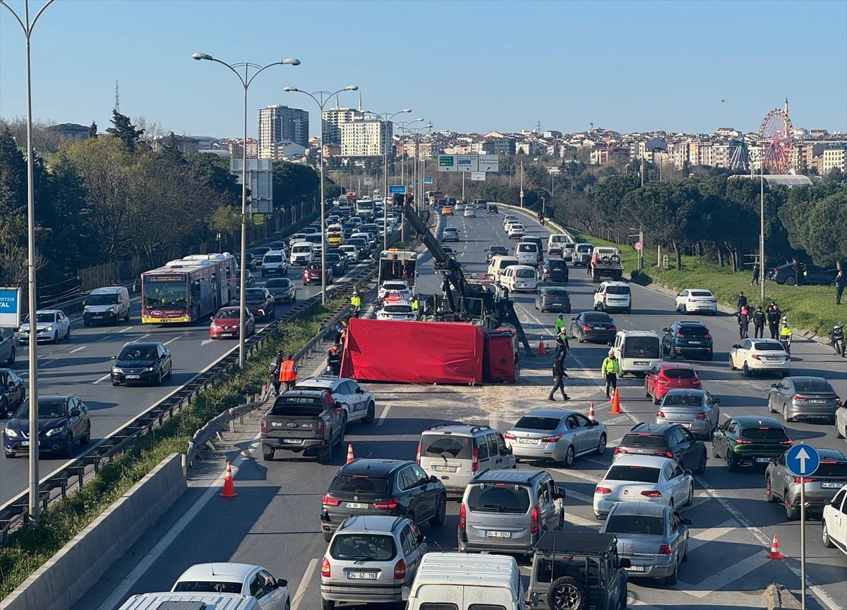 Bayrampaşa'da kamyonet ile otomobilin çarpıştığı kazada 7 kişi yaralandı