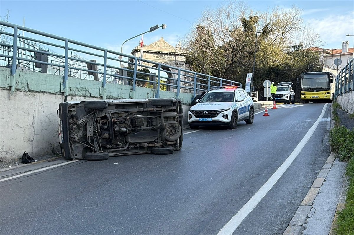 Beyoğlu'nda kontrolden çıkan hafif ticari araç yan yattı