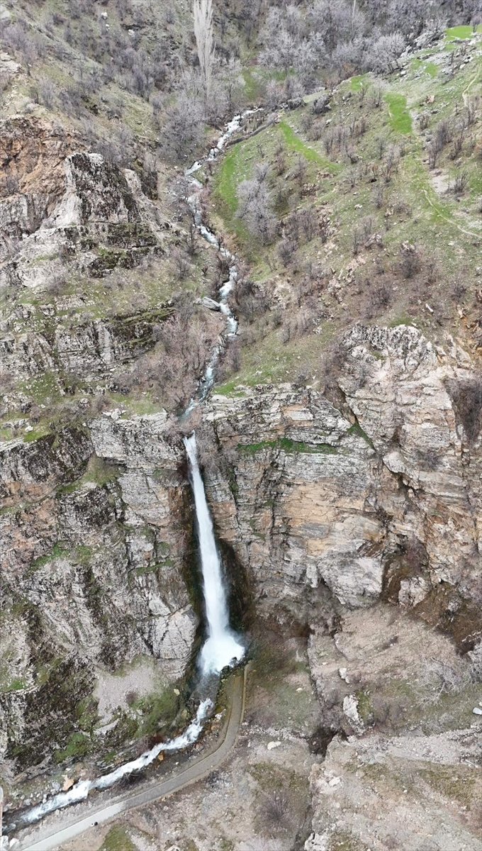 Bitlis'te Gümüşkanat Şelalesi'nin debisi eriyen karla yükseldi