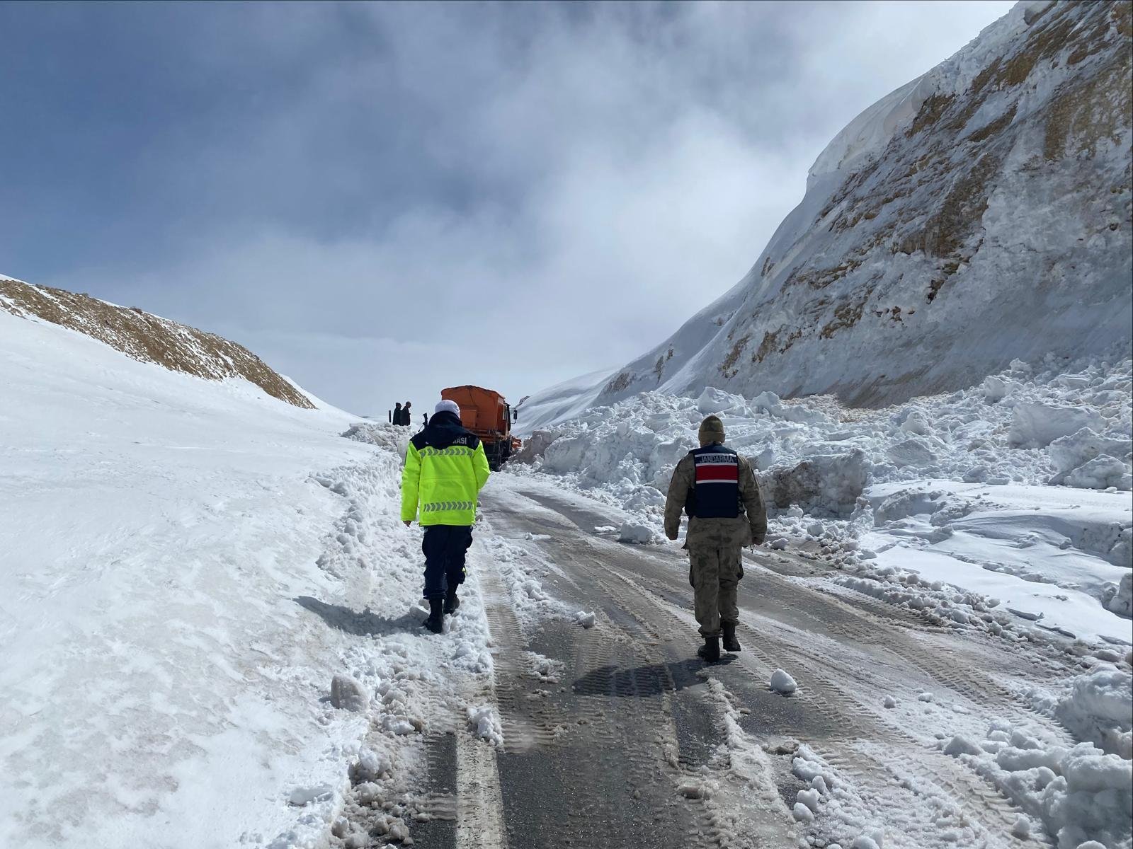 Bitlis'te kara yoluna düşen çığ temizlendi