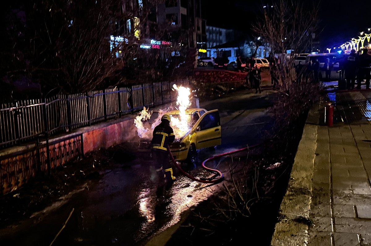 Bitlis'te seyir halindeki otomobil yandı