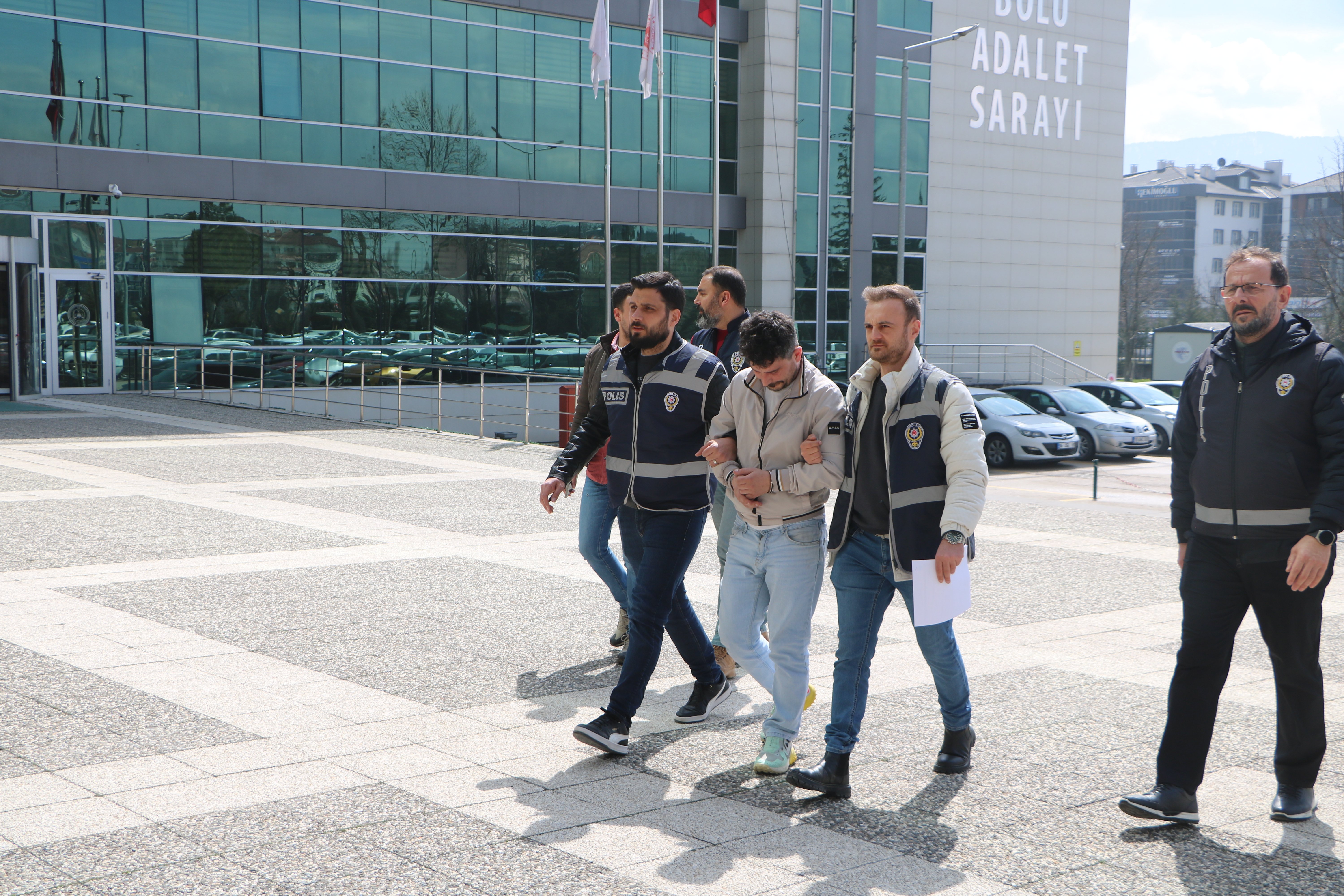 Bolu'da iki kişiyi 4 milyon lira dolandıran zanlı kovalamaca sonucu yakalandı