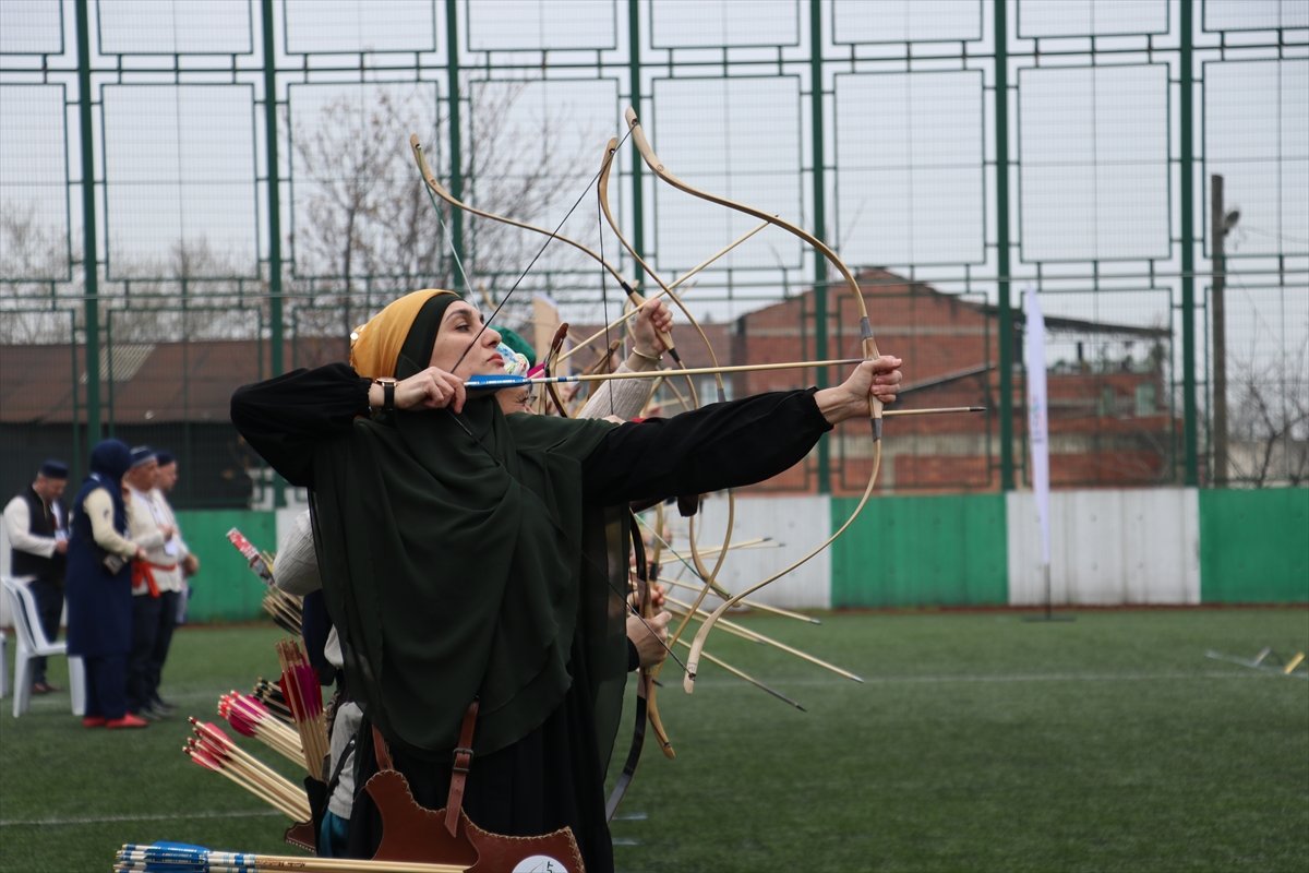 Bursa'da 'Geleneksel Türk Okçuluğu Yarışması' düzenlendi