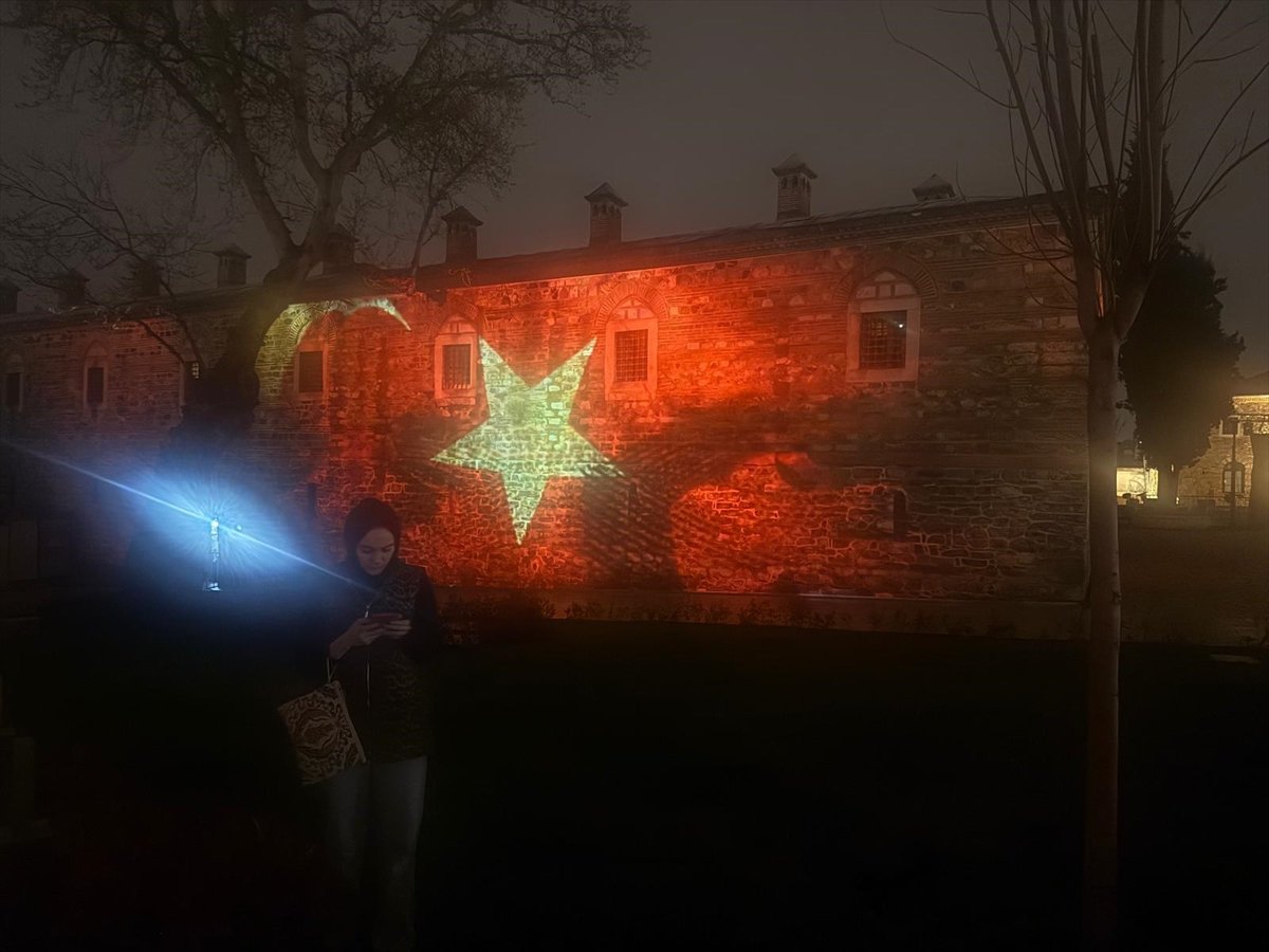 Bursa'da 'köklerimizden geleceğe' konulu ışık gösterimi yapıldı