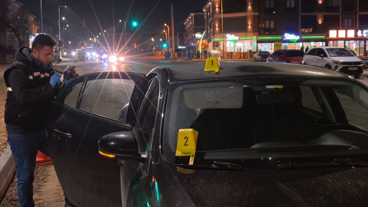 Bursa'da seyir halindeki araca yorgun mermi isabet etti