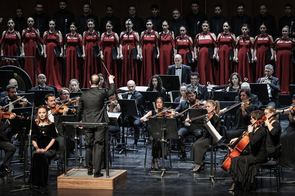 Bursa'nın Fethinin 700. Yılı Konseri'nde 'Yedinci Asrın Neşidesi' ve senfonik mehter seslendirildi