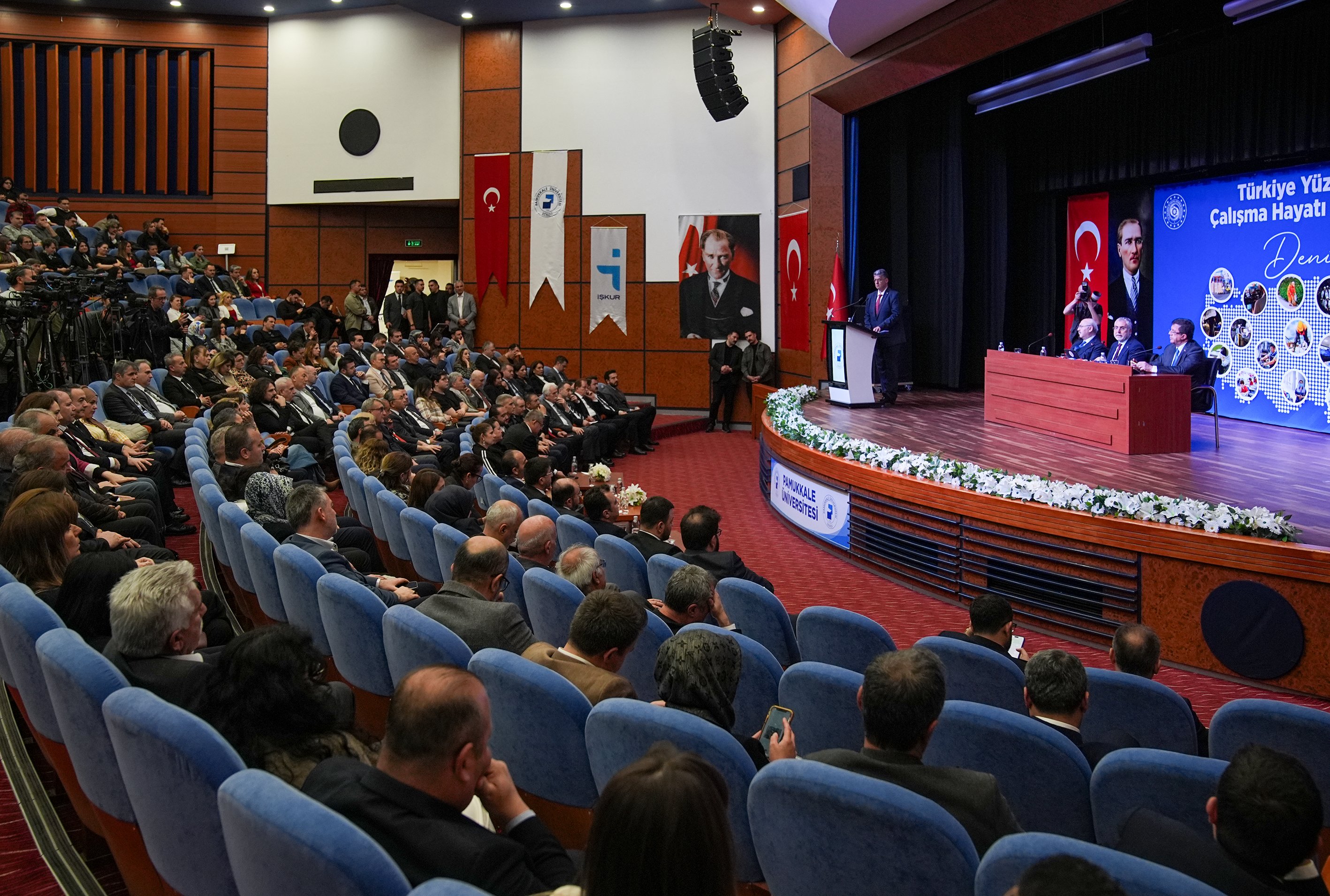 Çalışma ve Sosyal Güvenlik Bakanı Işıkhan, Denizli'de iş insanlarıyla bir araya geldi: