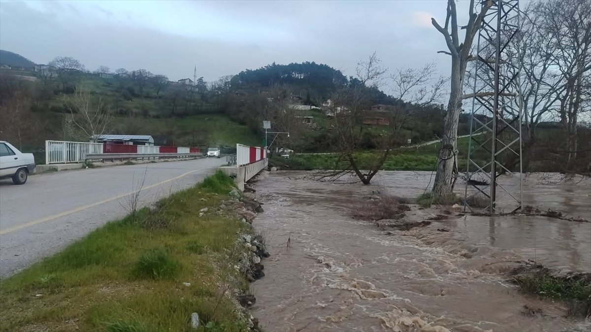 Çanakkale'de sağanak nedeniyle Kocabaş Çayı taştı