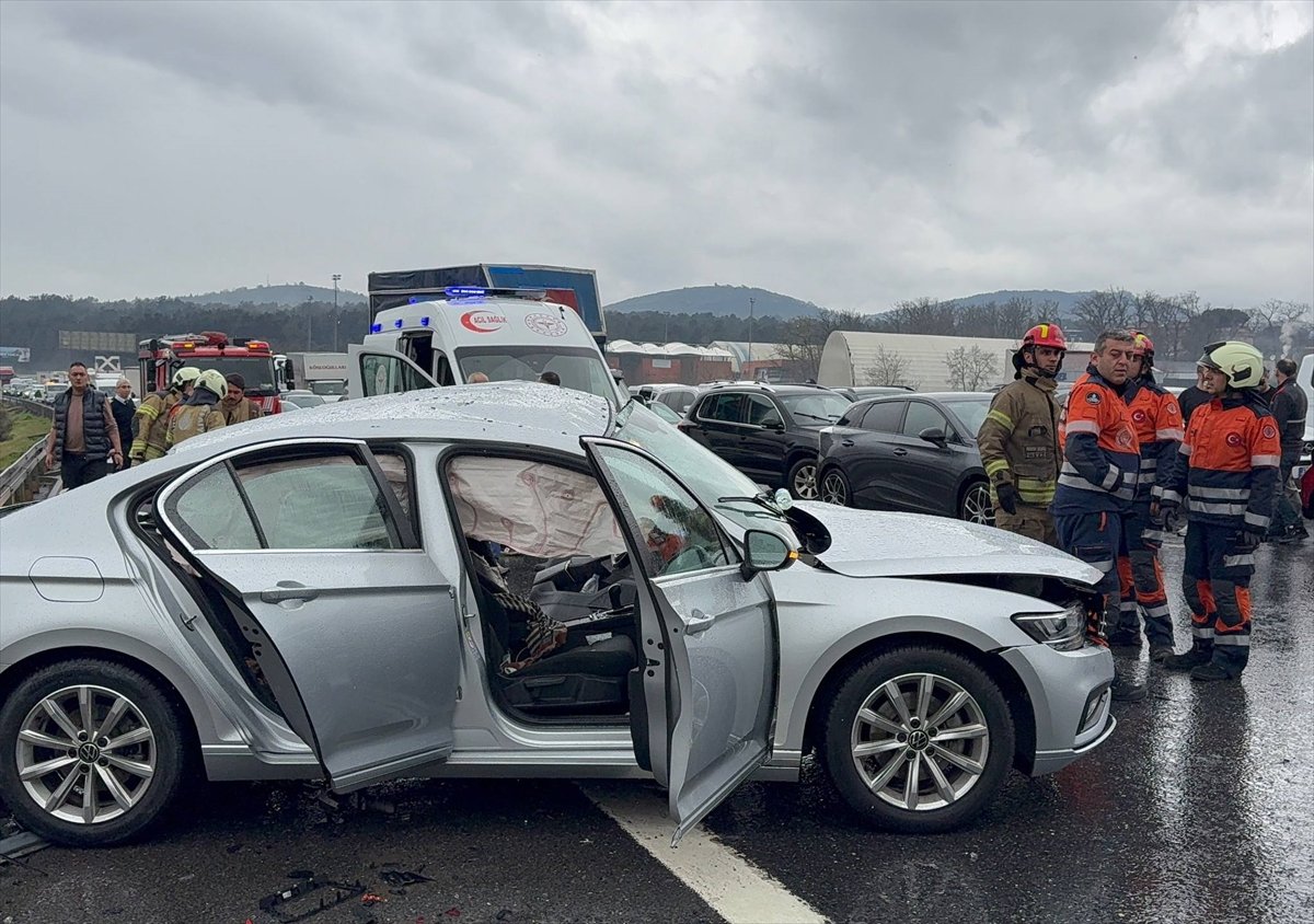 Çekmeköy'de trafik kazasında 4 kişi yaralandı