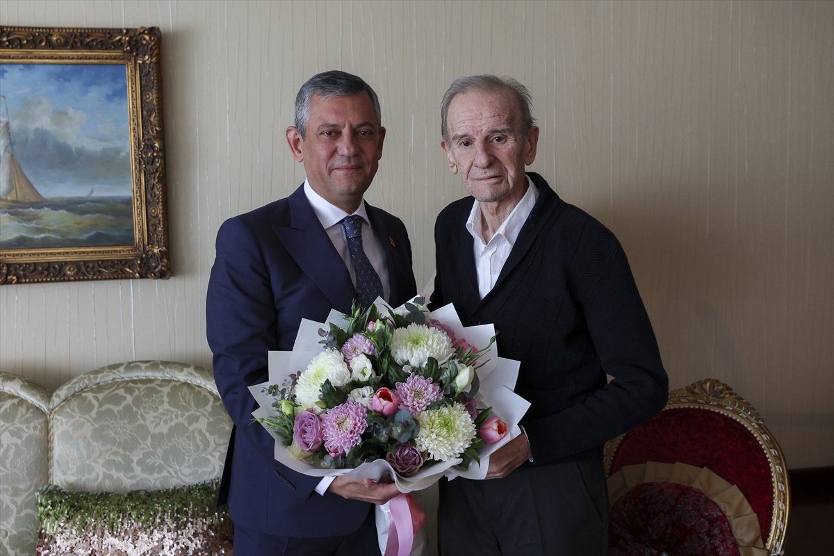 CHP Genel Başkanı Özel, Cevdet Selvi'yi ziyaret etti